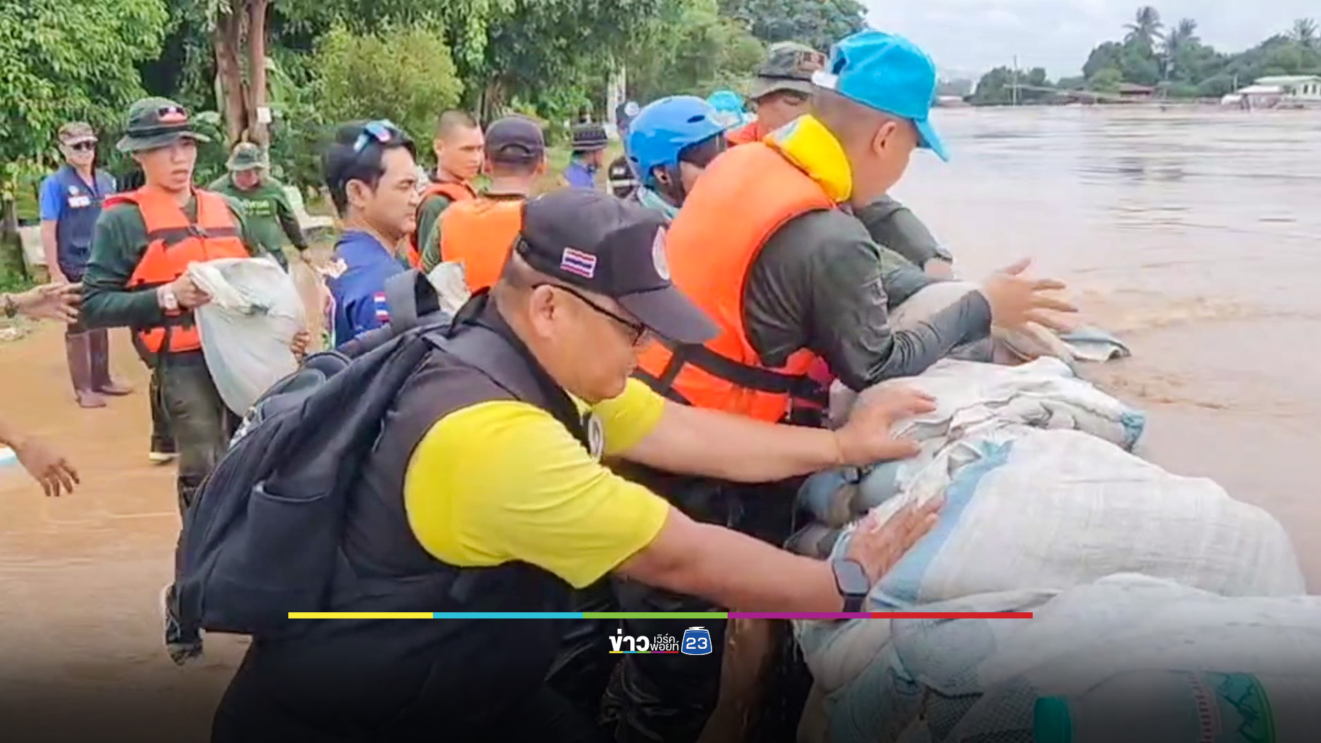 สุโขทัยต้านไม่ไหว! แนวกระสอบทรายพัง น้ำทะลักไหลเข้าท่วมชุมชน