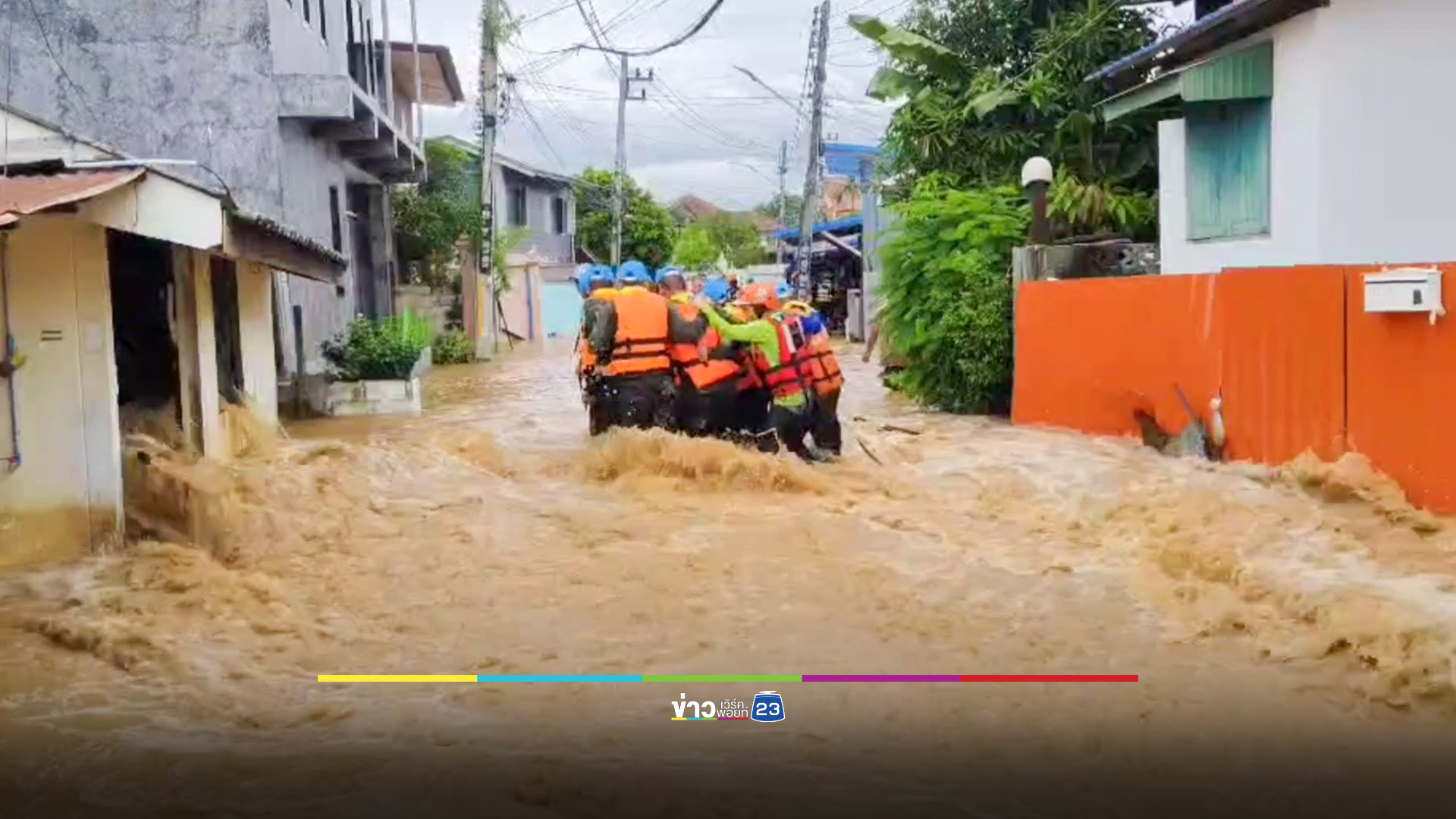 สุโขทัยต้านไม่ไหว! แนวกระสอบทรายพัง น้ำทะลักไหลเข้าท่วมชุมชน