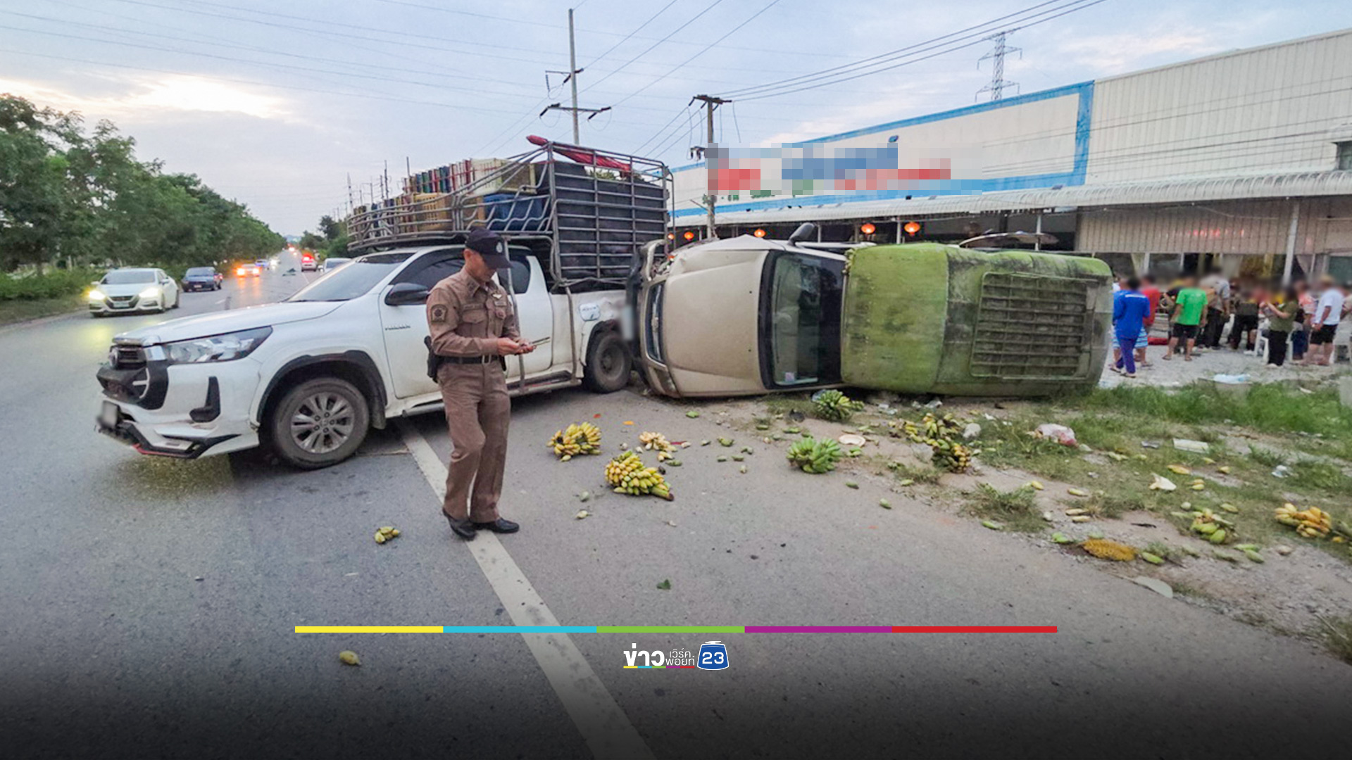 กระบะขนกล้วย ยางระเบิด พุ่งชนรถนักเรียน บาดเจ็บ 15 ราย