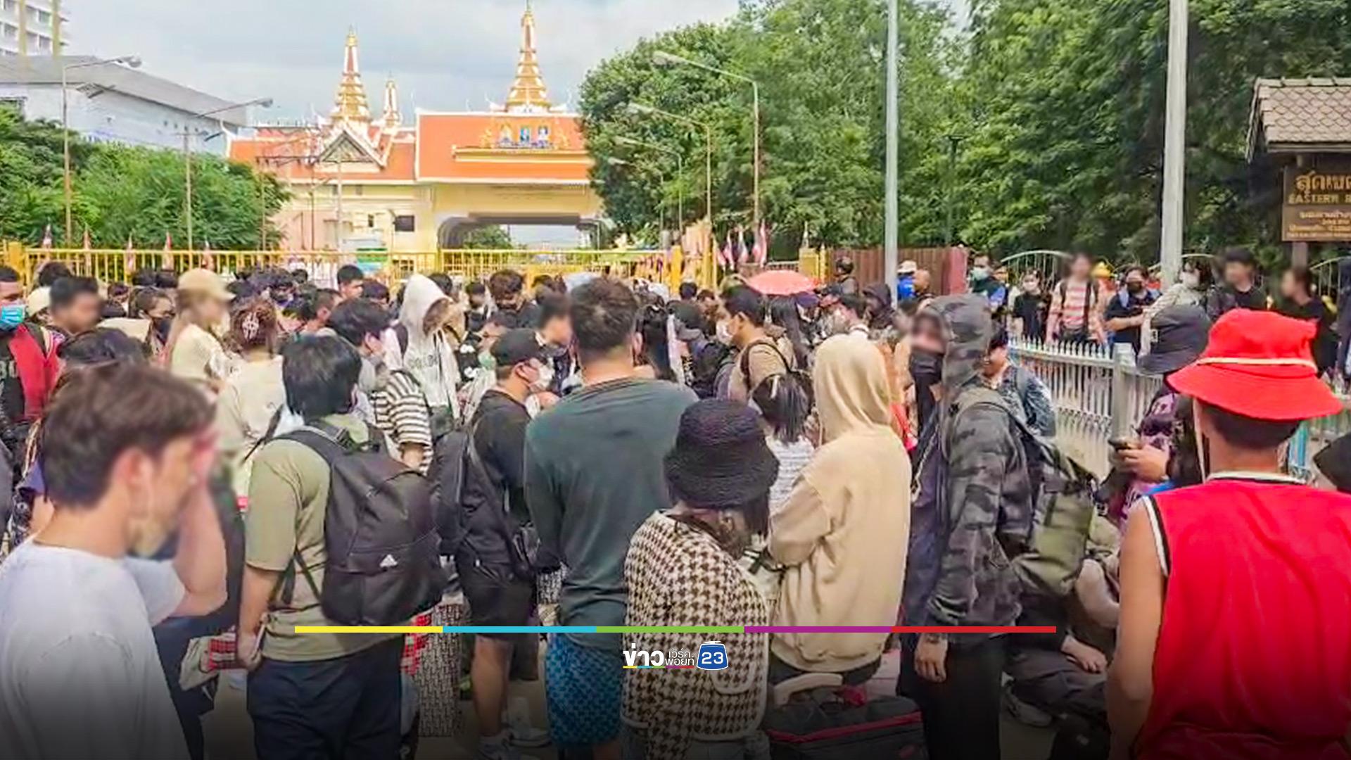 คนไทยแห่กลับเข้าประเทศ แน่นหน้าด่านคลองลึก สระแก้ว หลังเหตุปะทะชายแดน