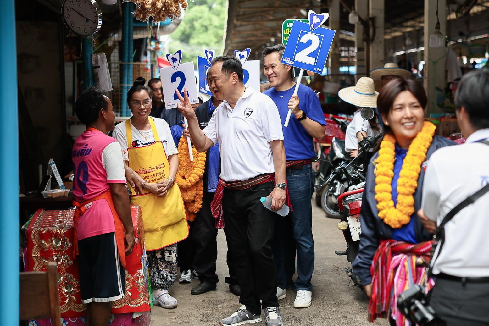 “อนุทิน” นำทีมภูมิใจไทยลุยศรีสะเกษขึ้นรถไถช่วย “จินณ์ตวรรณ” ลงสนามเลือกตั้งซ่อม