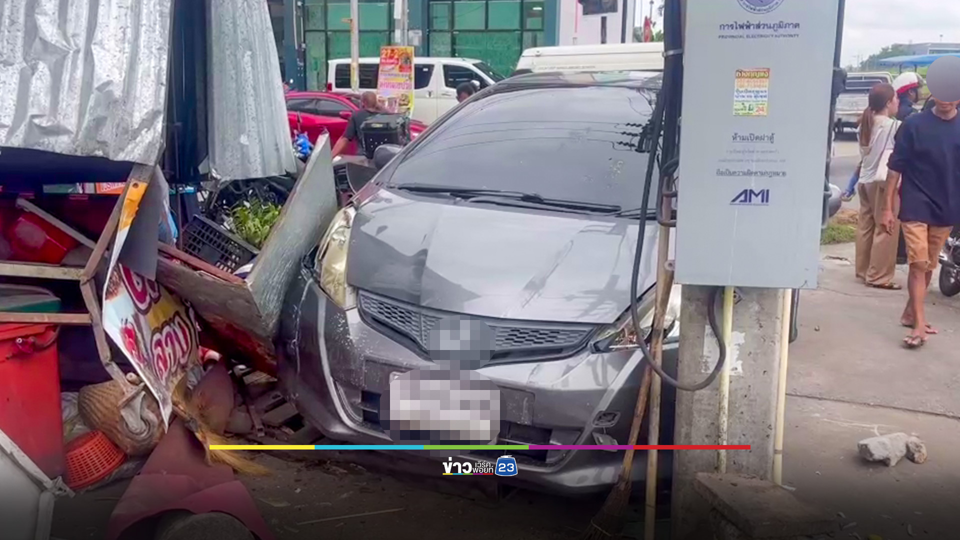 เก๋งข้ามแยกถูกกระบะชนกลางลำ ตกใจเหยียบคันเร่ง พุ่งชนร้านส้มตำ เจ็บ 2 ราย
