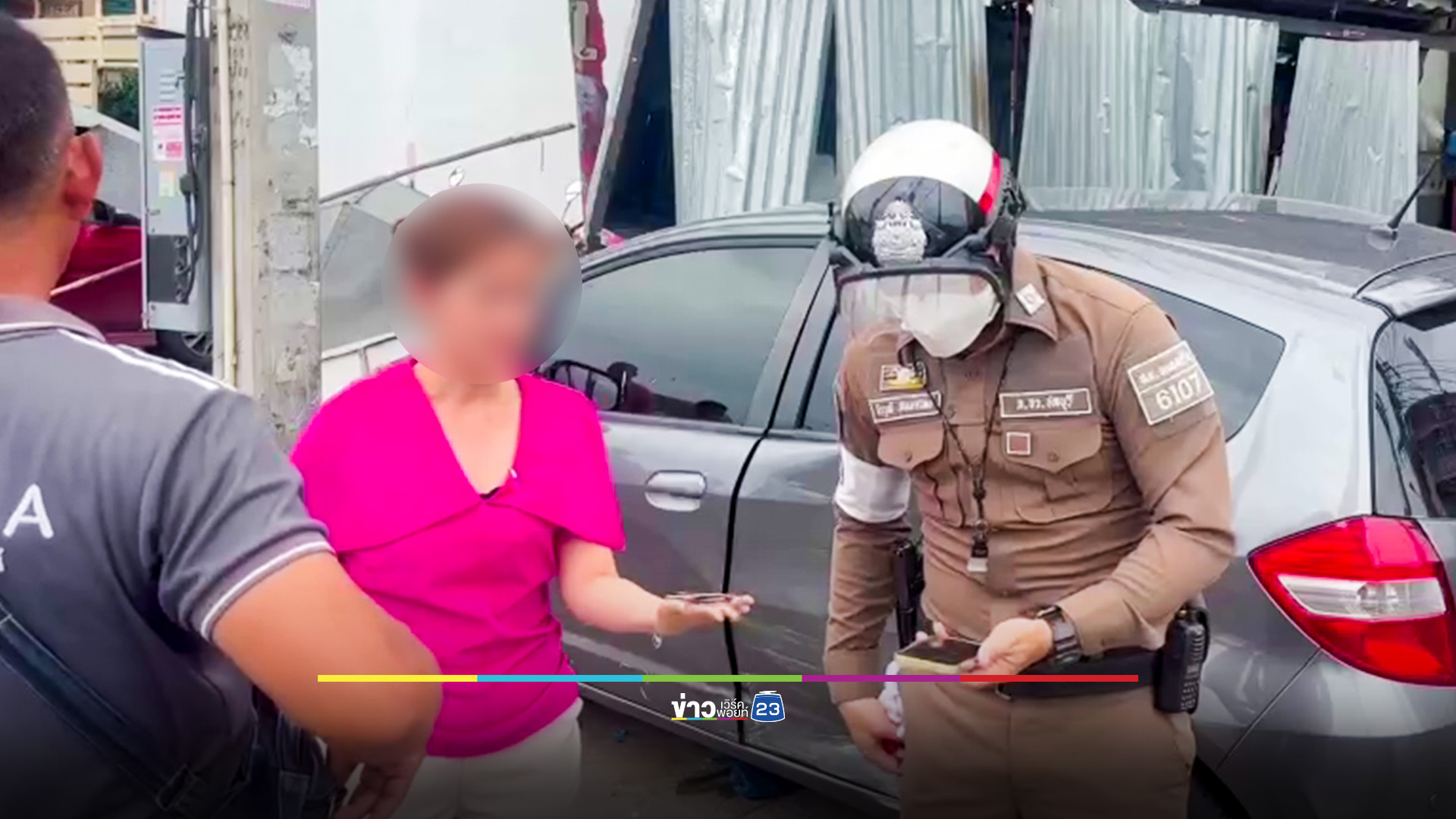 เก๋งข้ามแยกถูกกระบะชนกลางลำ ตกใจเหยียบคันเร่ง พุ่งชนร้านส้มตำ เจ็บ 2 ราย