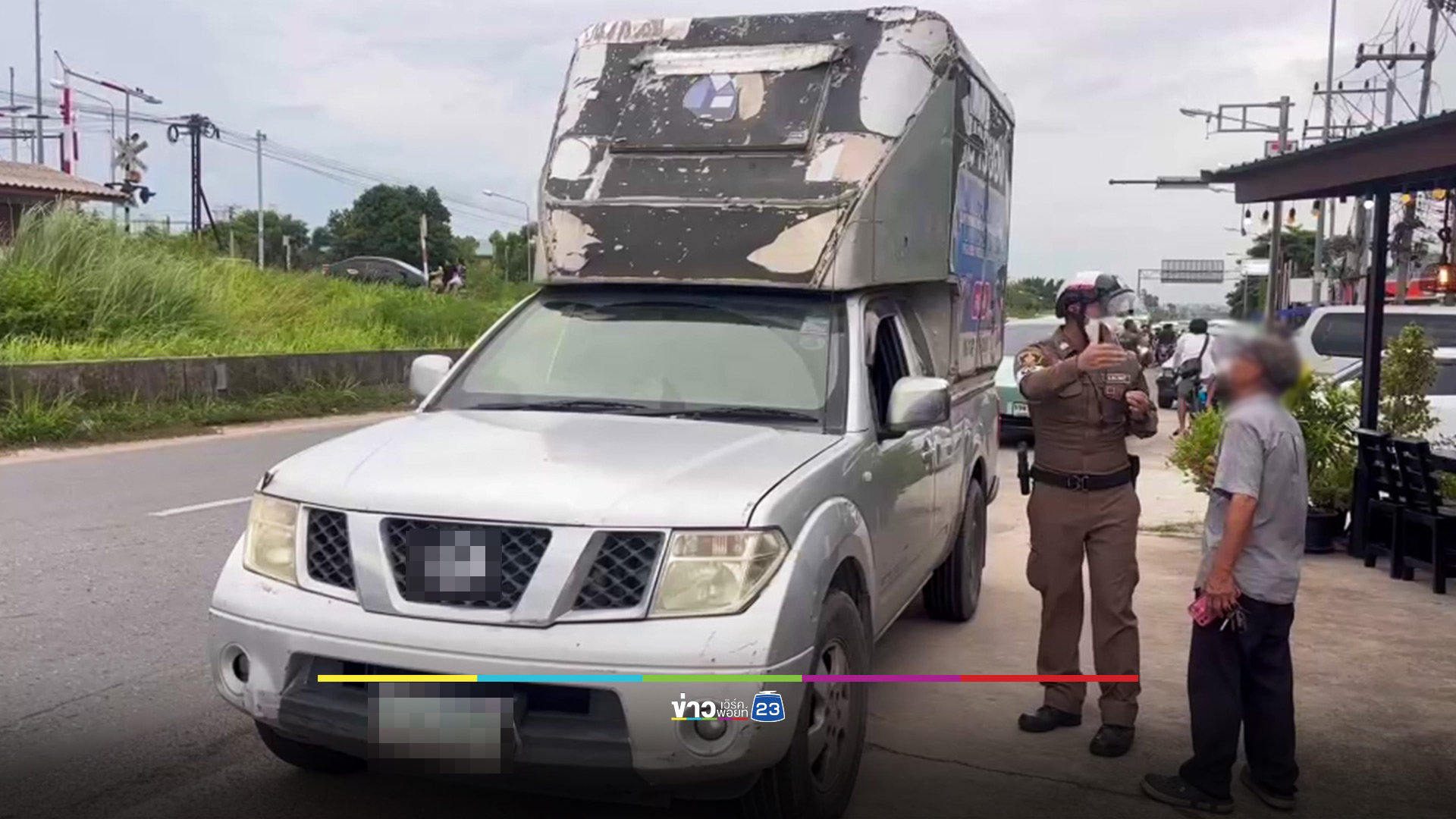 เก๋งข้ามแยกถูกกระบะชนกลางลำ ตกใจเหยียบคันเร่ง พุ่งชนร้านส้มตำ เจ็บ 2 ราย