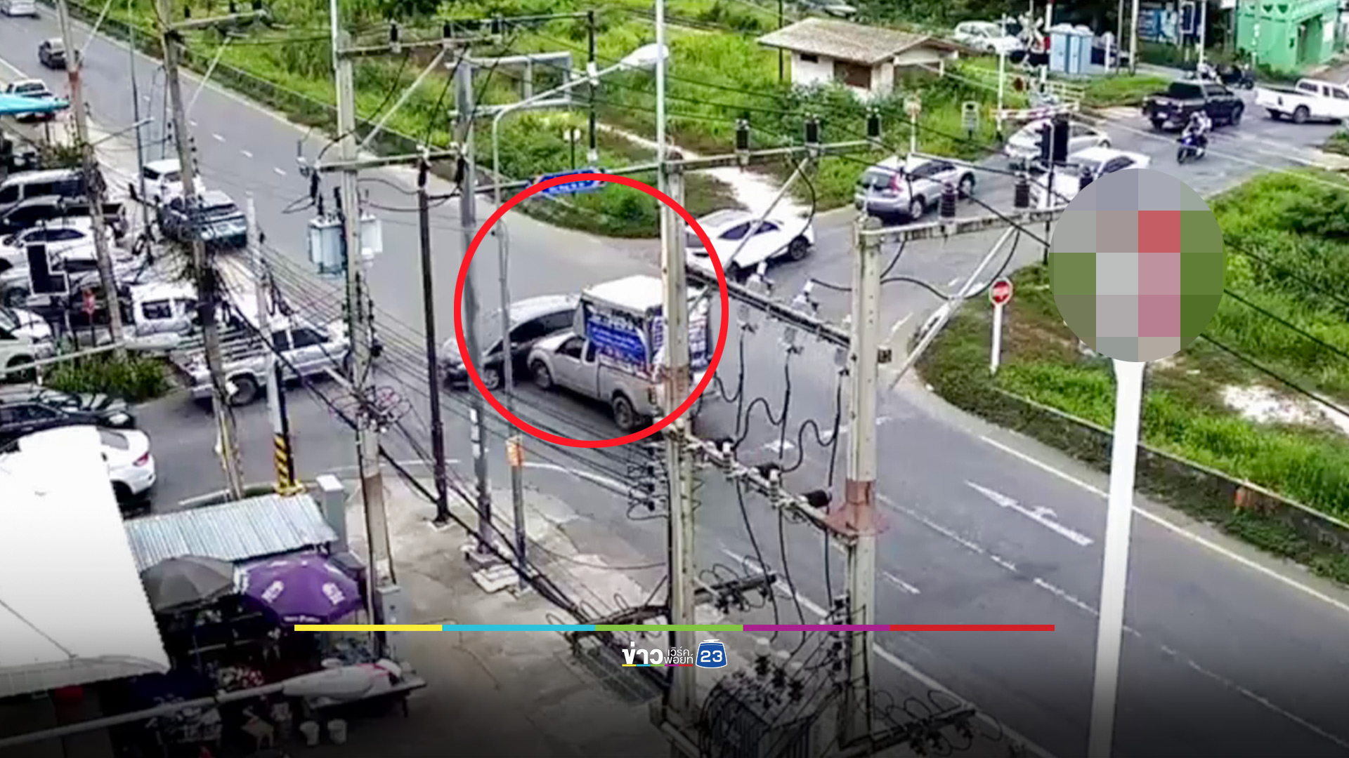 เก๋งข้ามแยกถูกกระบะชนกลางลำ ตกใจเหยียบคันเร่ง พุ่งชนร้านส้มตำ เจ็บ 2 ราย