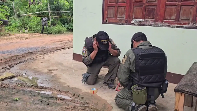 EOD ทำลาย BM21 เขมรยิงใส่บ้าน ปชช. แต่ไม่ระเบิด