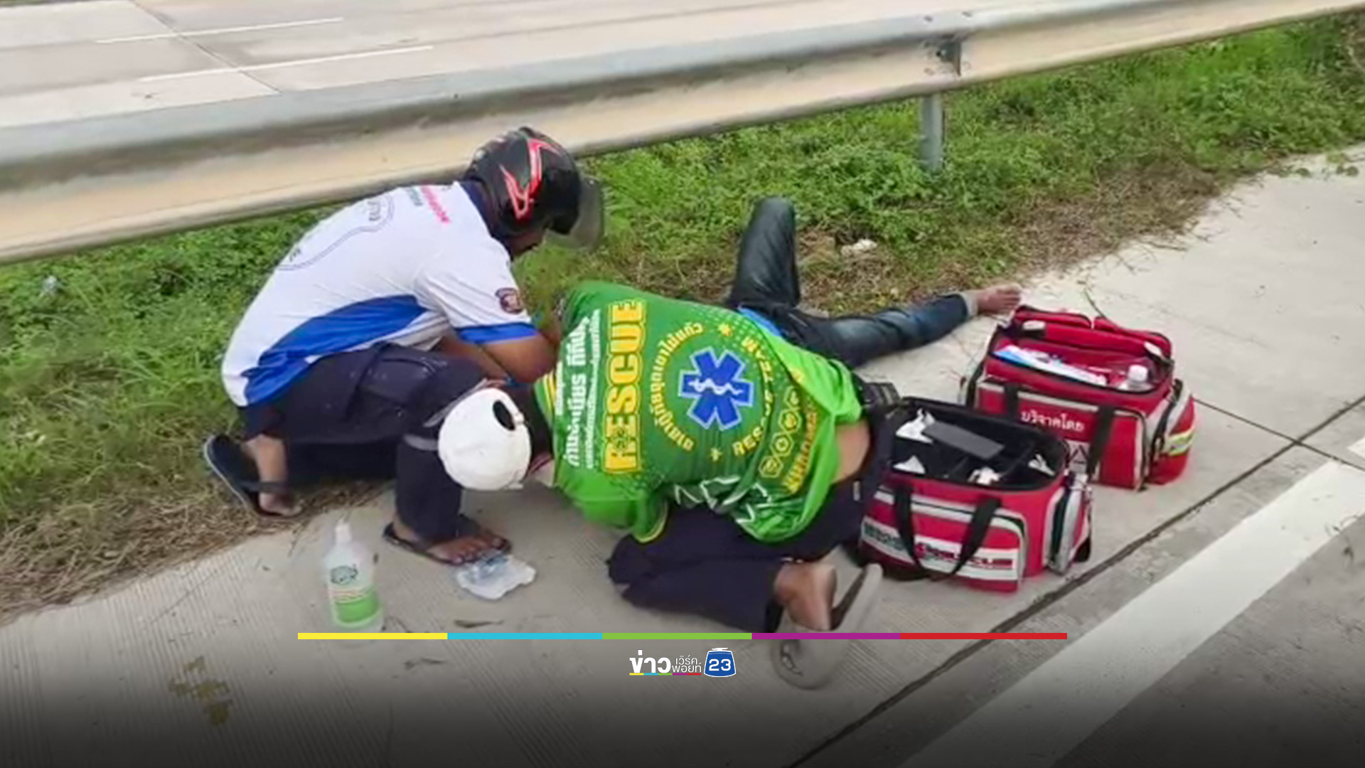 คุยโทรศัพท์ขณะข้ามถนน ไม่มองรถ โดนรถหกล้อชนเจ็บสาหัส