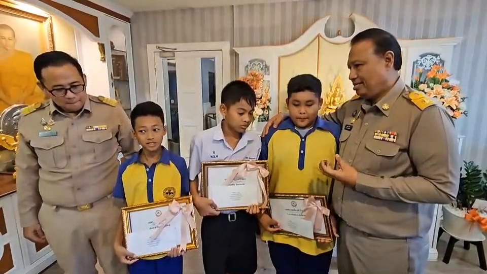 3 เด็กนร.ประถมช่วยหญิงจมน้ำ เทศบาลฯมอบเกียรติบัตรเชิดชูความกล้าหาญ