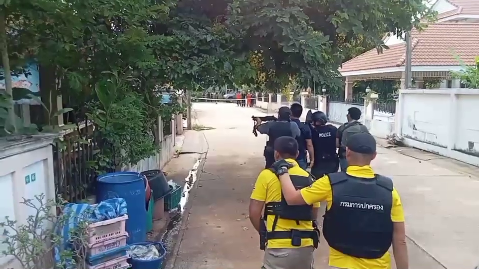 เสพยาคลั่ง! ผัวใช้เสาปูนทุบเมียดับกลางถนน