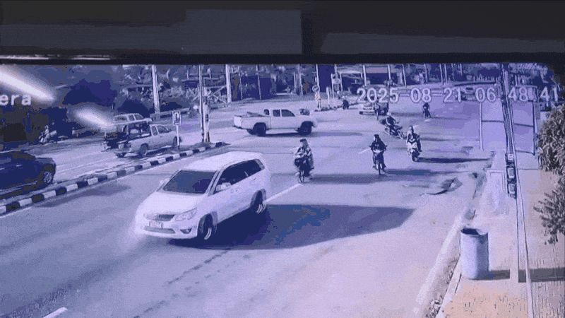 ตำรวจจราจรเฉียดตายกลางแยก กระบะซิ่งพุ่งชนสนั่นกลางแยก