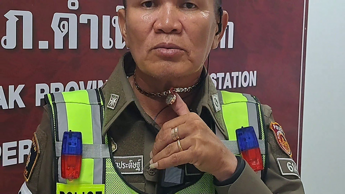 ตำรวจจราจรเฉียดตายกลางแยก กระบะซิ่งพุ่งชนสนั่นกลางแยก