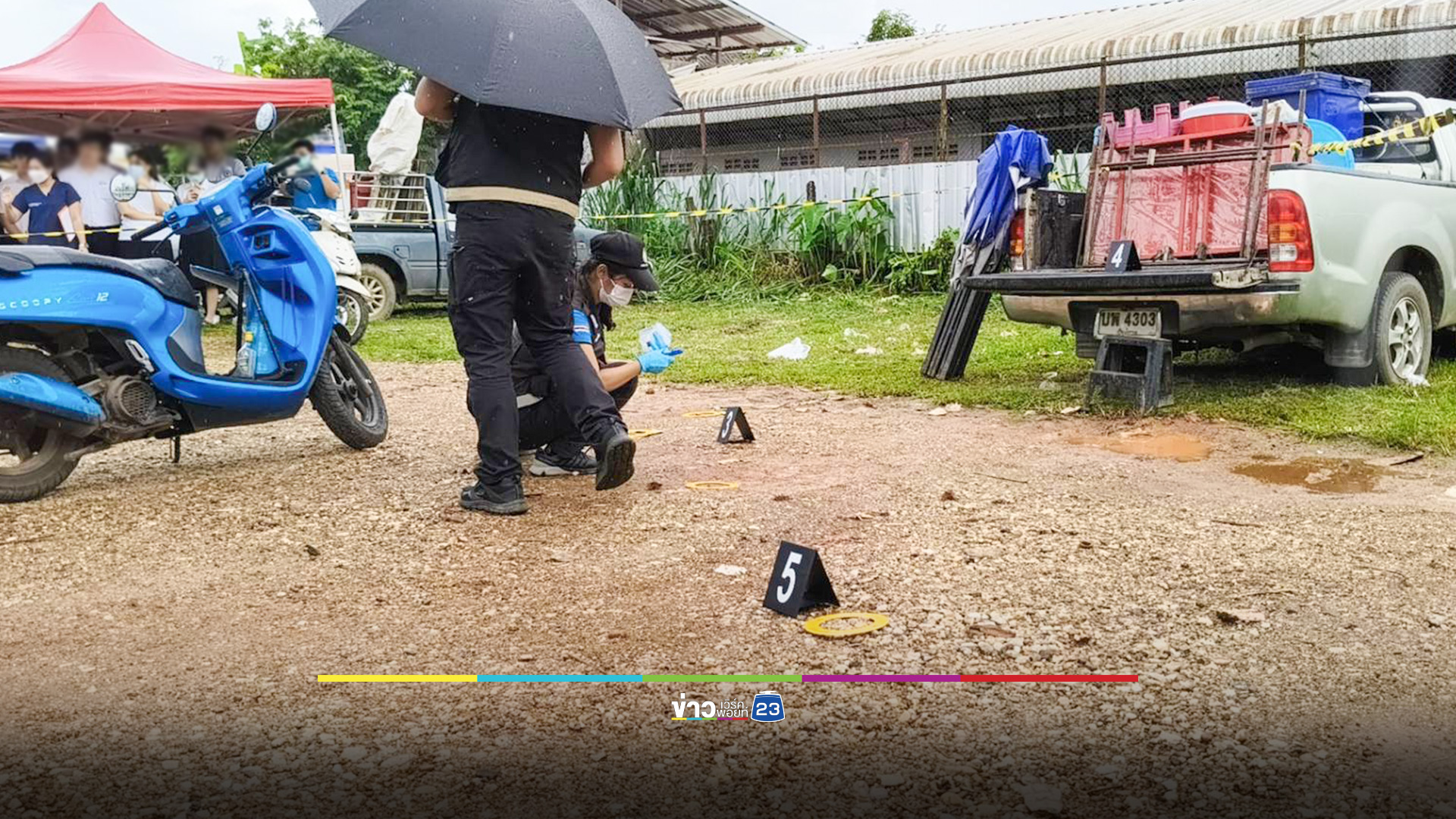 ขอคืนดีไม่สำเร็จ ผัวใช้ปืนยิงเมียกลางตลาดนัด ก่อนยิงตัวตาม