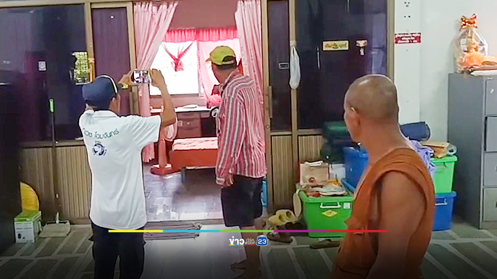 ชาวบ้านล้อมจับพระสึก หลังเห็นตำตา พาสีกาเล่นบทรักในกุฏิ