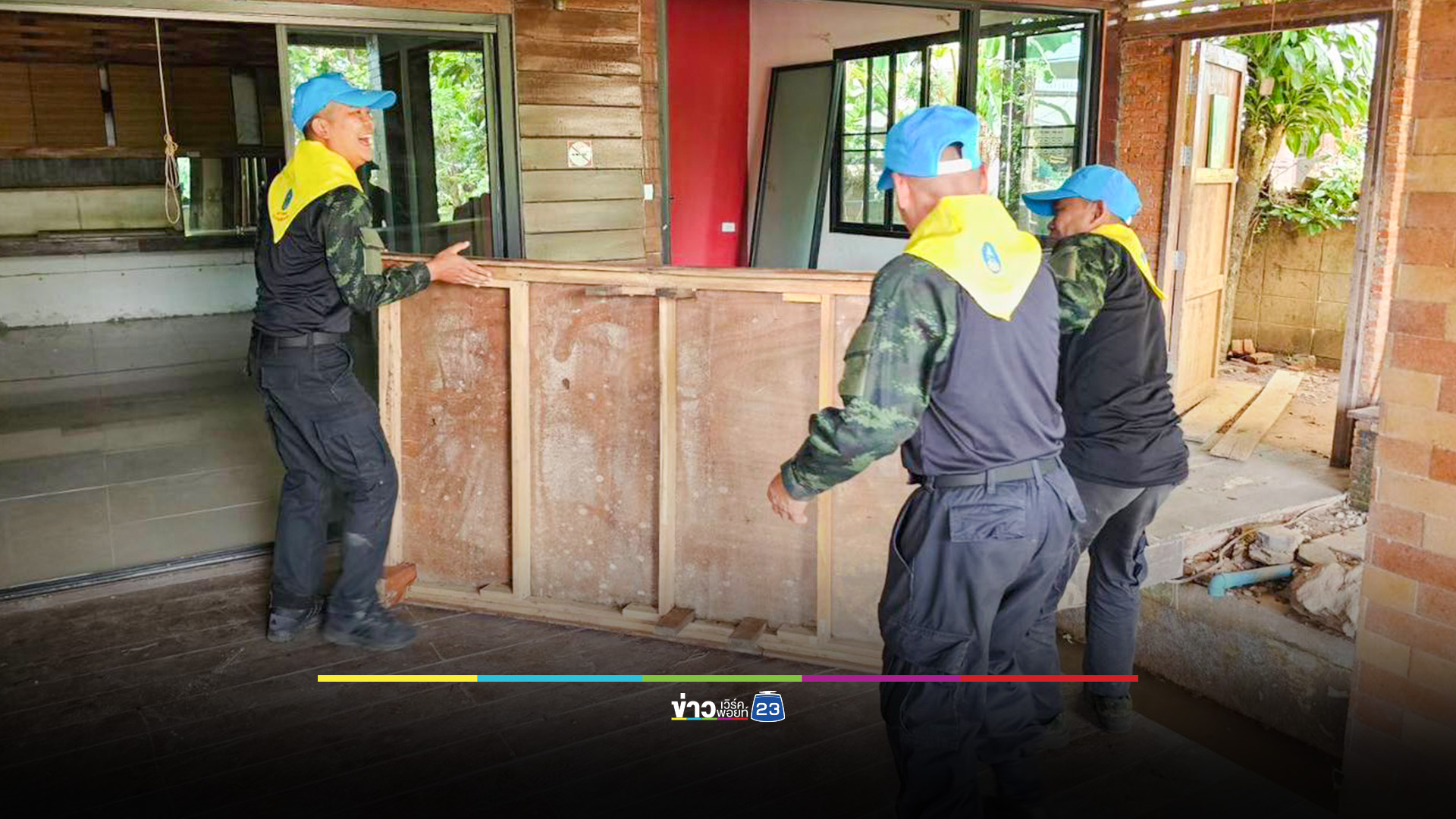 ทหารช่วยชาวบ้านขนย้ายสิ่งของ ป้องกันความเสียหายจากพายุ “คาจิกิ”