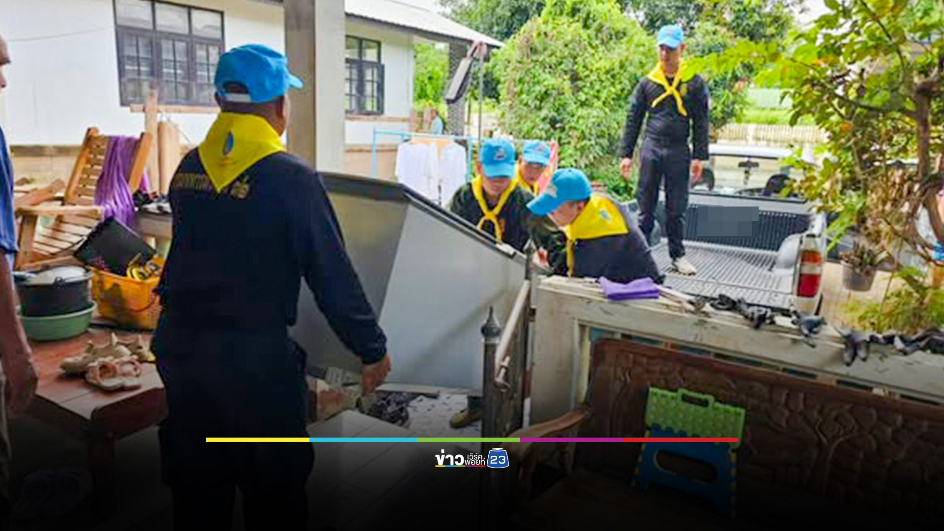 ทหารช่วยชาวบ้านขนย้ายสิ่งของ ป้องกันความเสียหายจากพายุ “คาจิกิ”