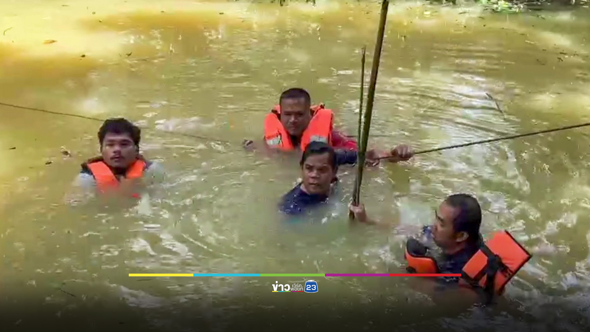 พ่อวัยชราลื่นตกสระ ลูกชายกระโดดลงช่วย พ่อปลอดภัย ตัวเองจมดับ