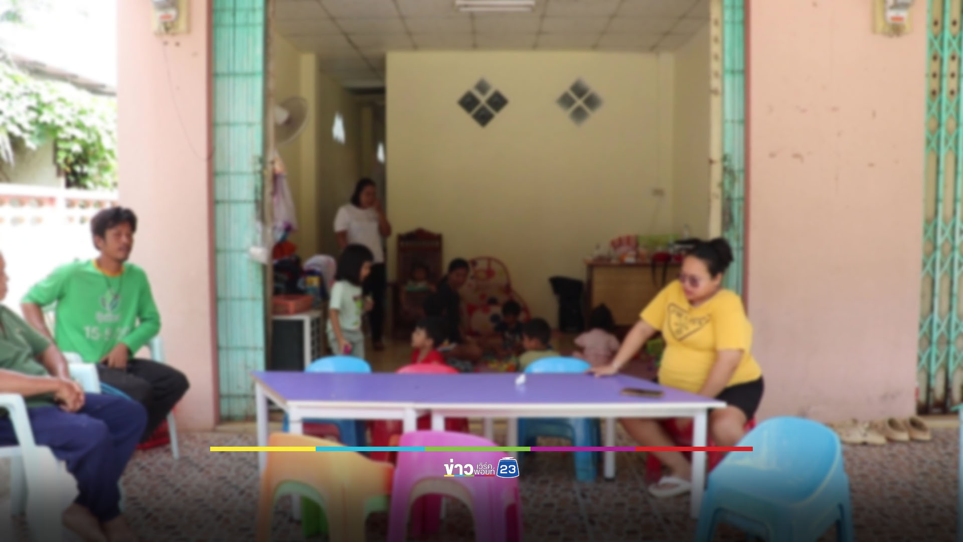 ปิดโรงเรียนลอยแพเด็กอนุบาล ครูสาวเช่าห้องแถวสอนเอง