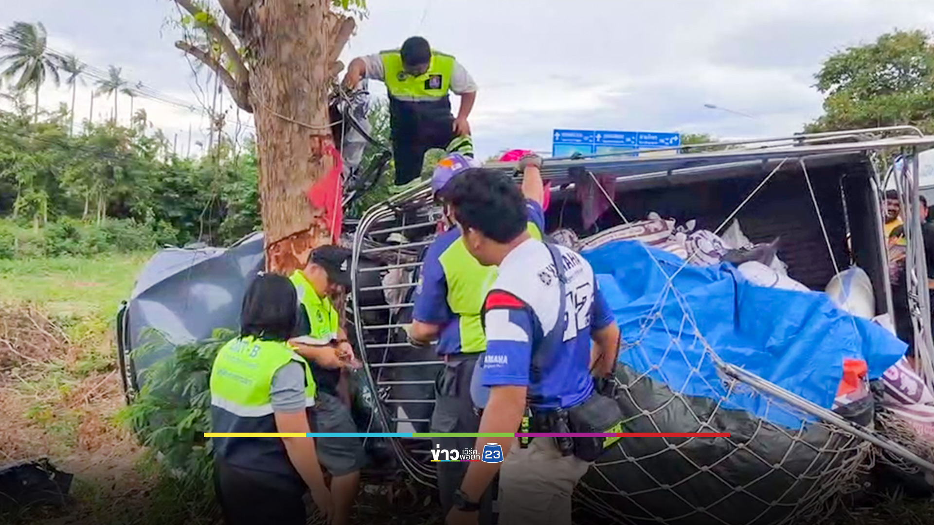 กระบะเสียหลักชนต้นไม้พังยับ รอดปาฏิหาริย์ เชื่อได้บารมีหลวงปู่ช่วยไว้