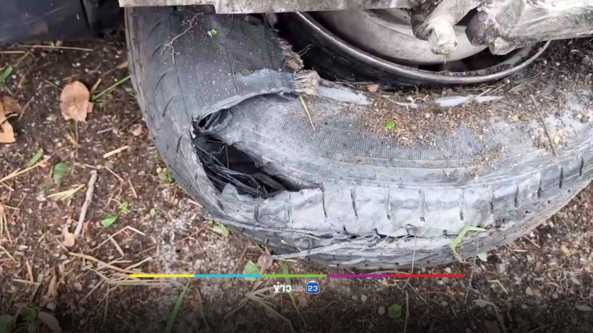 กระบะเสียหลักชนต้นไม้พังยับ รอดปาฏิหาริย์ เชื่อได้บารมีหลวงปู่ช่วยไว้