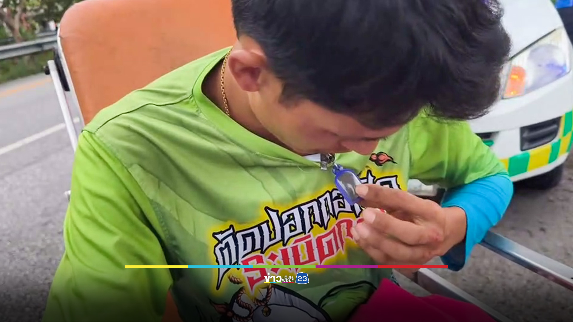 กระบะเสียหลักชนต้นไม้พังยับ รอดปาฏิหาริย์ เชื่อได้บารมีหลวงปู่ช่วยไว้