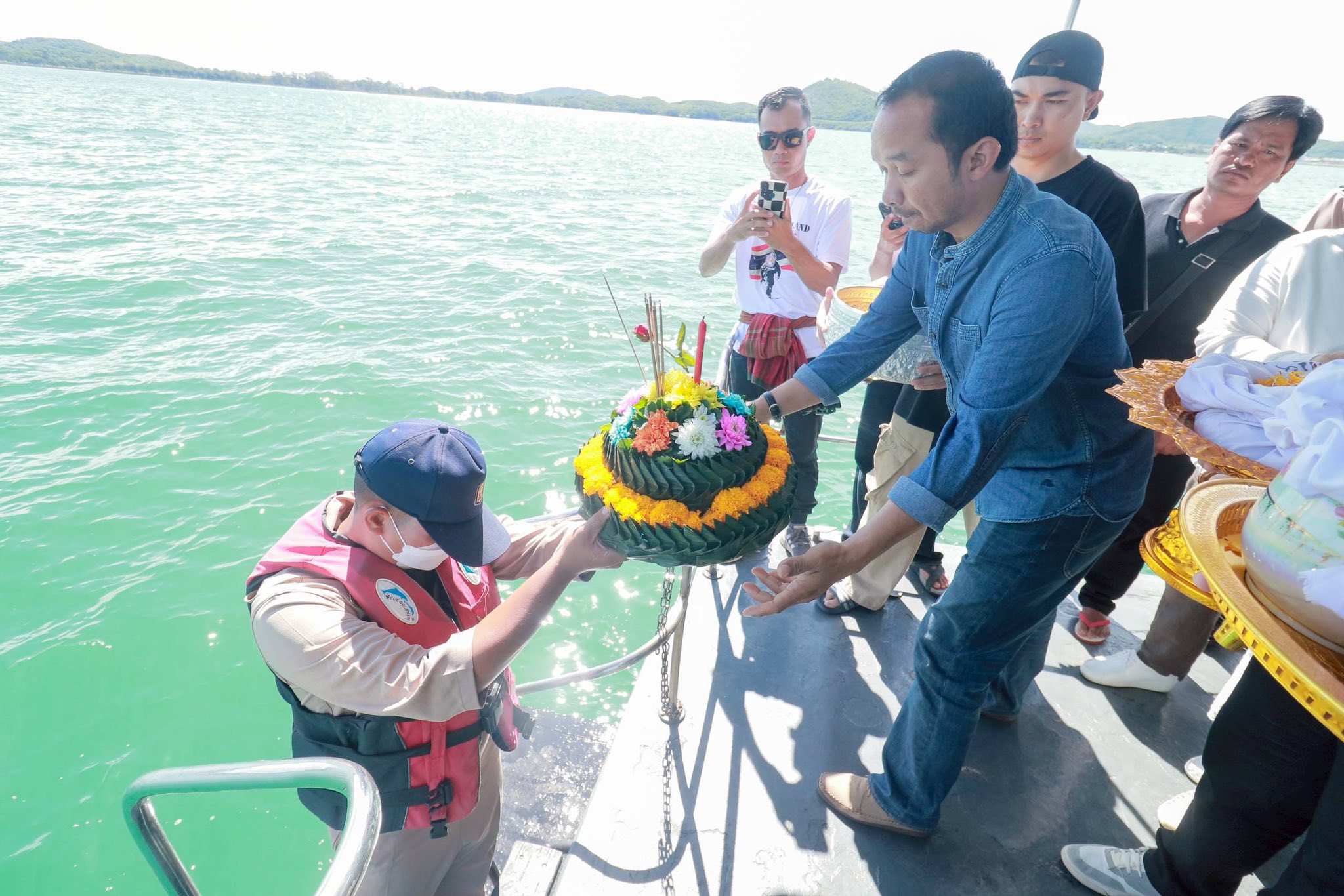 ทัพเรือจัดพิธีลอยอังคาร 5 ครอบครัวเหยื่อเหตุยิงจรวดชายแดนศรีสะเกษ