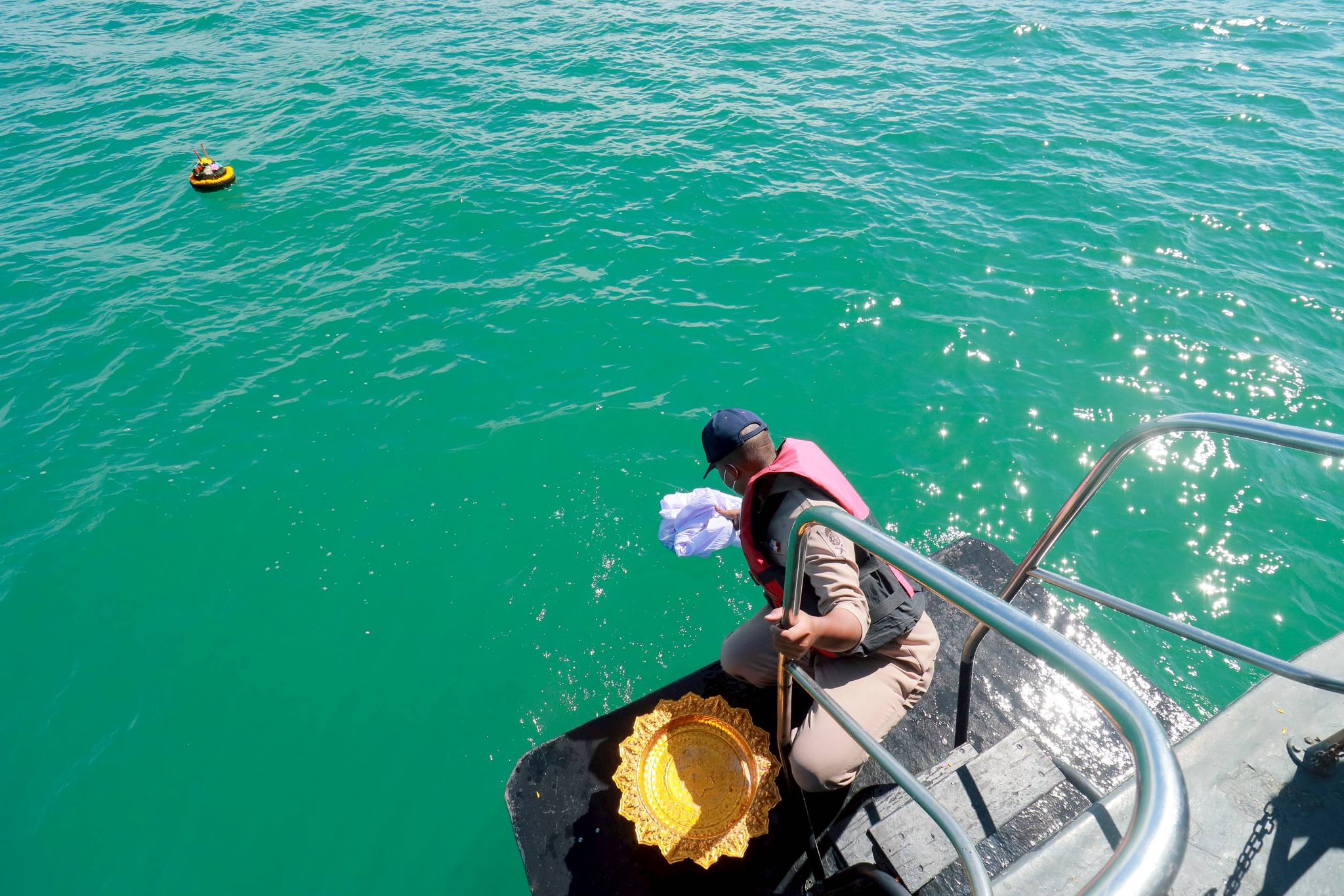 ทัพเรือจัดพิธีลอยอังคาร 5 ครอบครัวเหยื่อเหตุยิงจรวดชายแดนศรีสะเกษ
