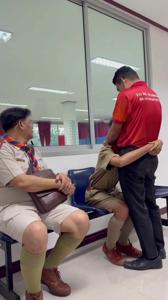 โซเชียลถกสนั่น จับเด็ก 13 ผลักดันออก ควรยึดกฎหมายหรือมนุษยธรรม
