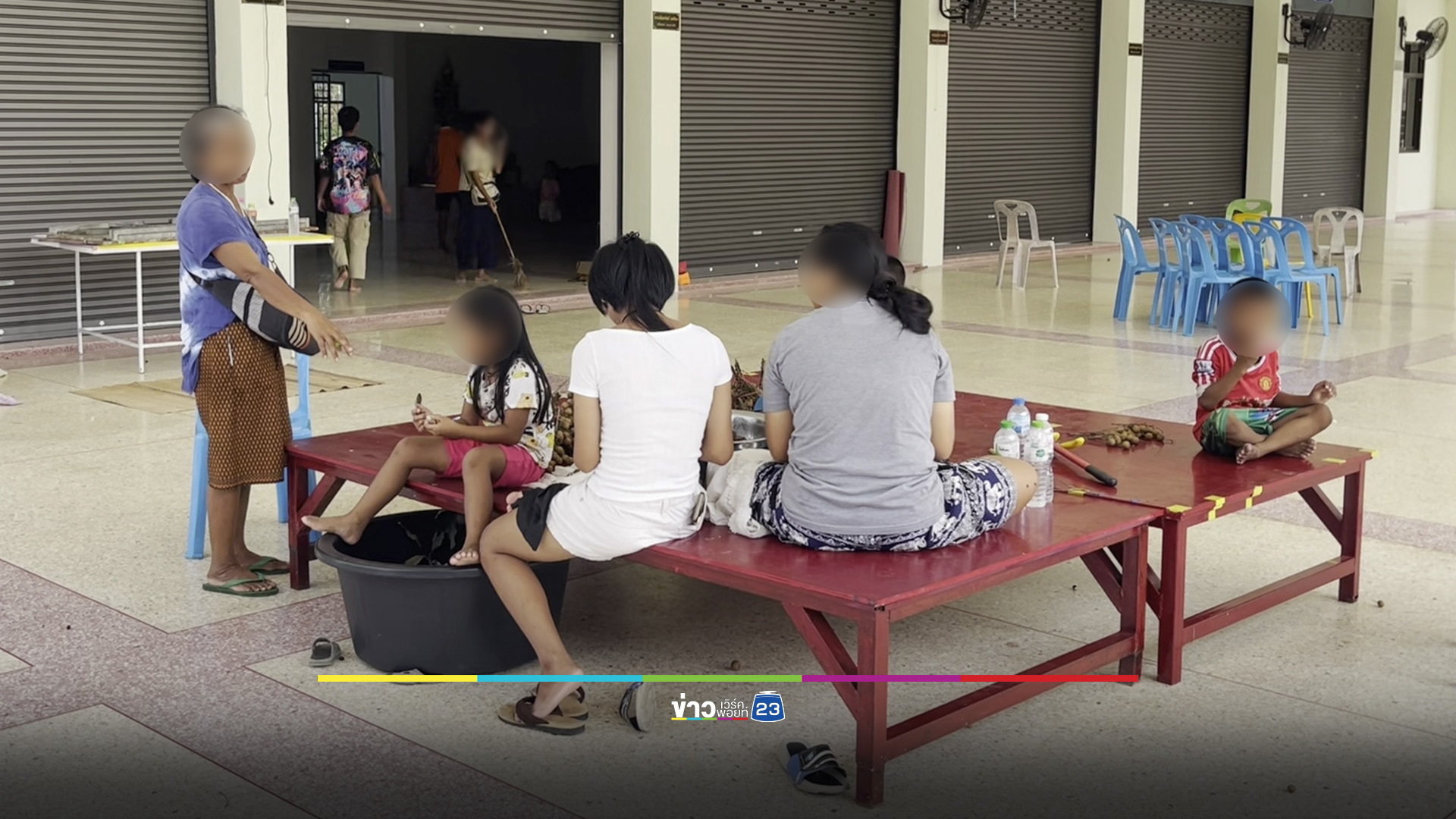 ไม่มั่นใจสถานการณ์! ชาวบ้านหลายครอบครัวราว 140 คน ขอเข้ามาอาศัยวัดในตัวเมืองสุรินทร์ เพื่อความปลอดภัย