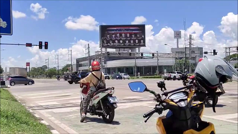 ขอสดุดี ! จอ LCD กลางเมืองขึ้นภาพเชิดชู 15 ทหารกล้าไทย