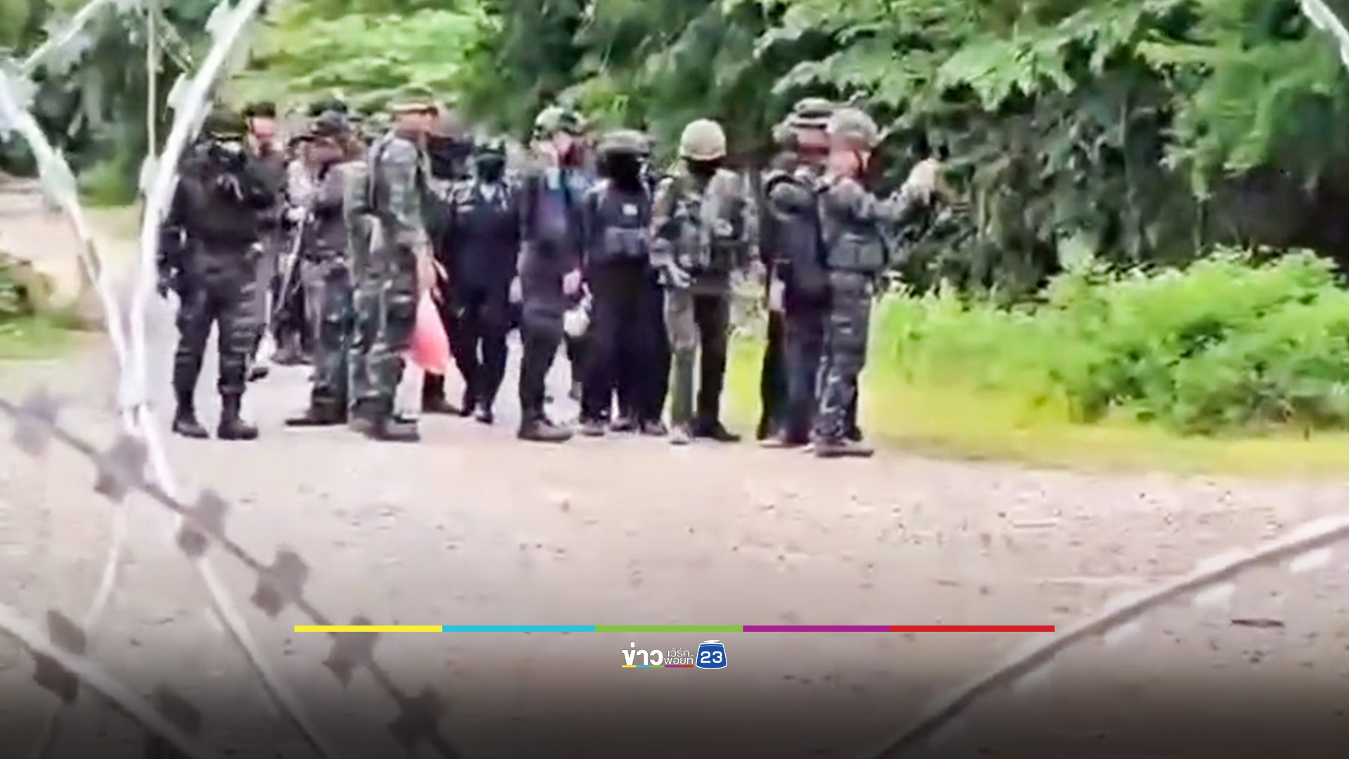 ตรึงเข้มชายแดนสระแก้ว! ม็อบชาวกัมพูชา ยังกดดันตะโกนด่าทอ-ปักหลักใกล้รั้วเขตแดน