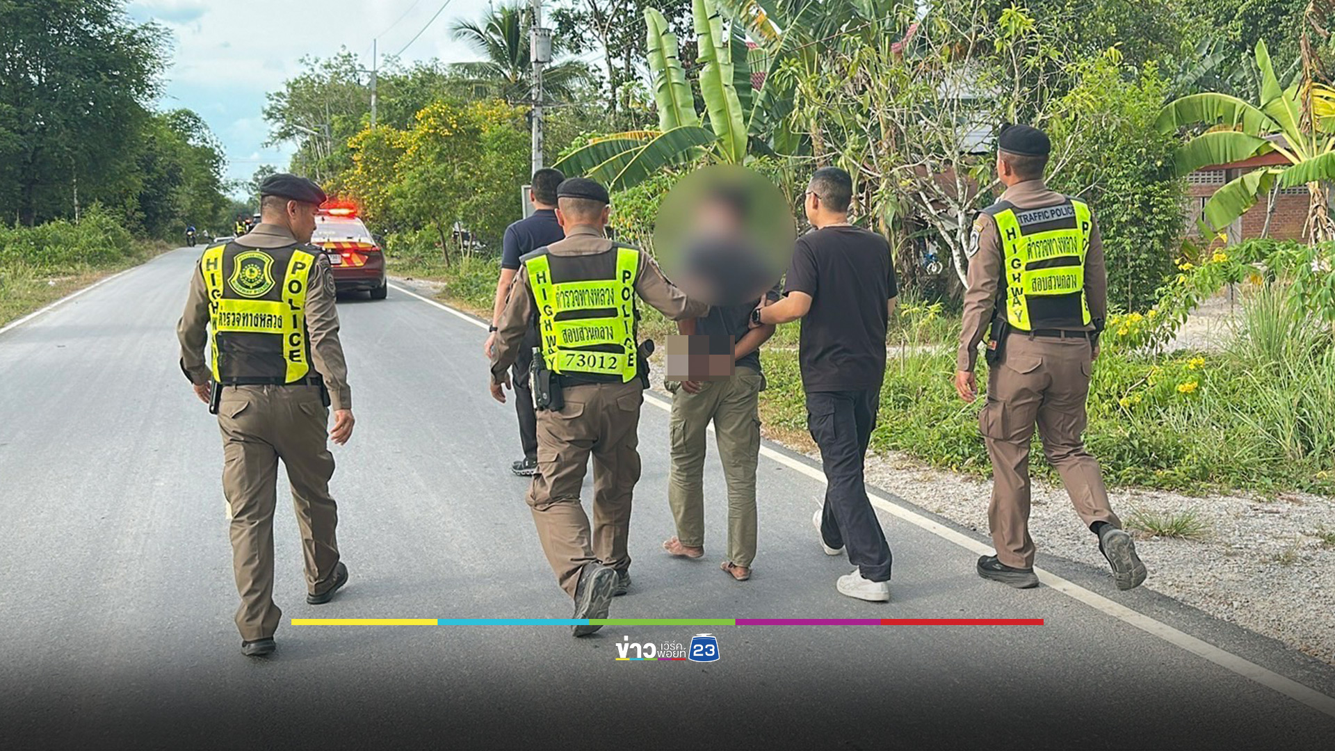 คนขับทิ้งรถกระโดดหนี ปล่อยรถพุ่งชนต้นไม้ พบต่างด้าวอัดเต็มคันรถ