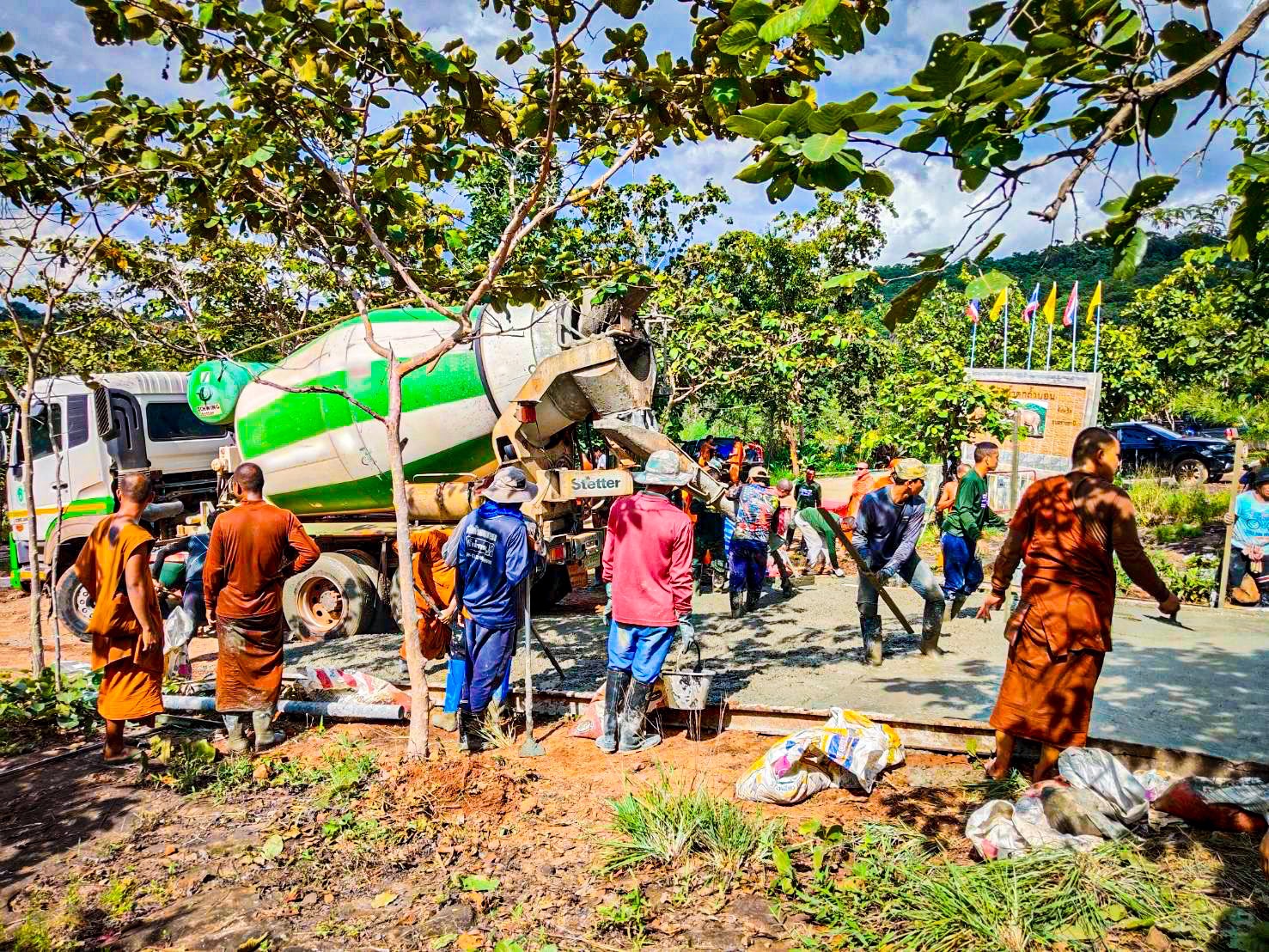 ถนนสายธรรม พลังแผ่นดิน ร.6 พัน.2 ร่วมกับ พระครูโสภณธรรมสโรช พร้อมด้วยคณะสงฆ์ ประชาชนจิตอาสา และผู้นำชุมชน ได้ร่วมแรงร่วมใจก่อสร้างถนน
