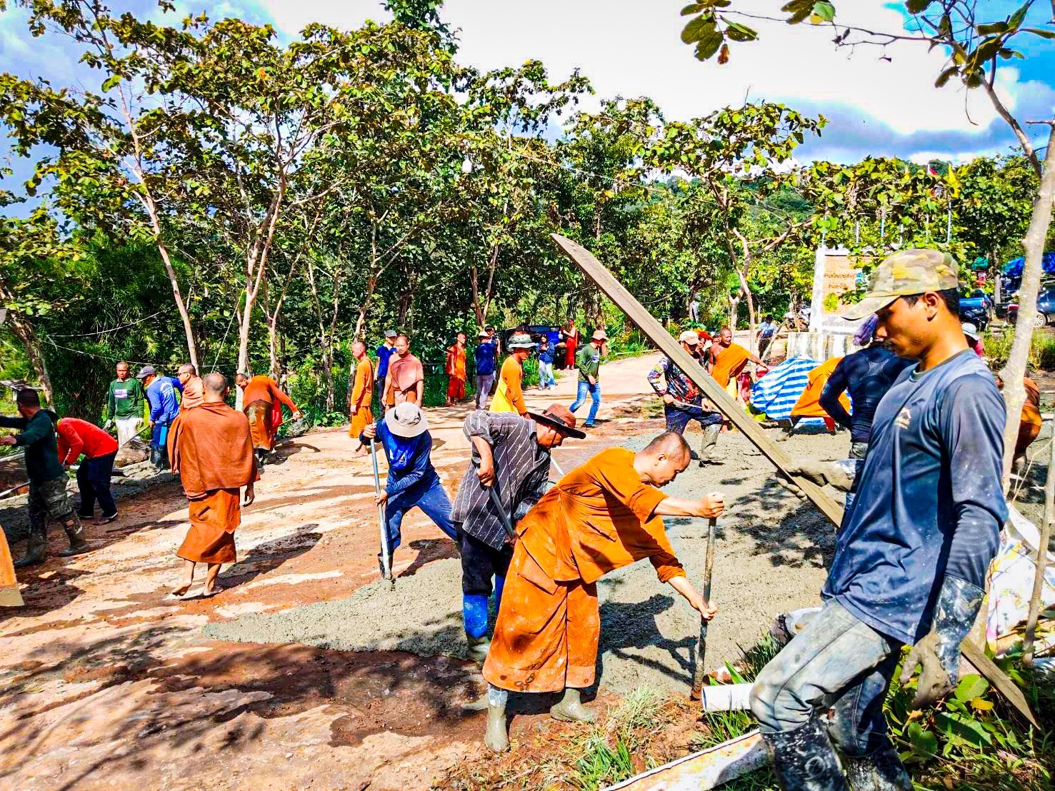ถนนสายธรรม พลังแผ่นดิน ร.6 พัน.2 ร่วมกับ พระครูโสภณธรรมสโรช พร้อมด้วยคณะสงฆ์ ประชาชนจิตอาสา และผู้นำชุมชน ได้ร่วมแรงร่วมใจก่อสร้างถนน