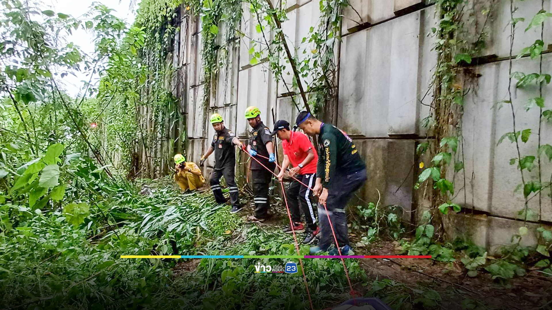 คุณครูเดินหาคลื่นโทรศัพท์ข้างทางบนเขา โดนรถตู้ชนตกเหว ดับสลด