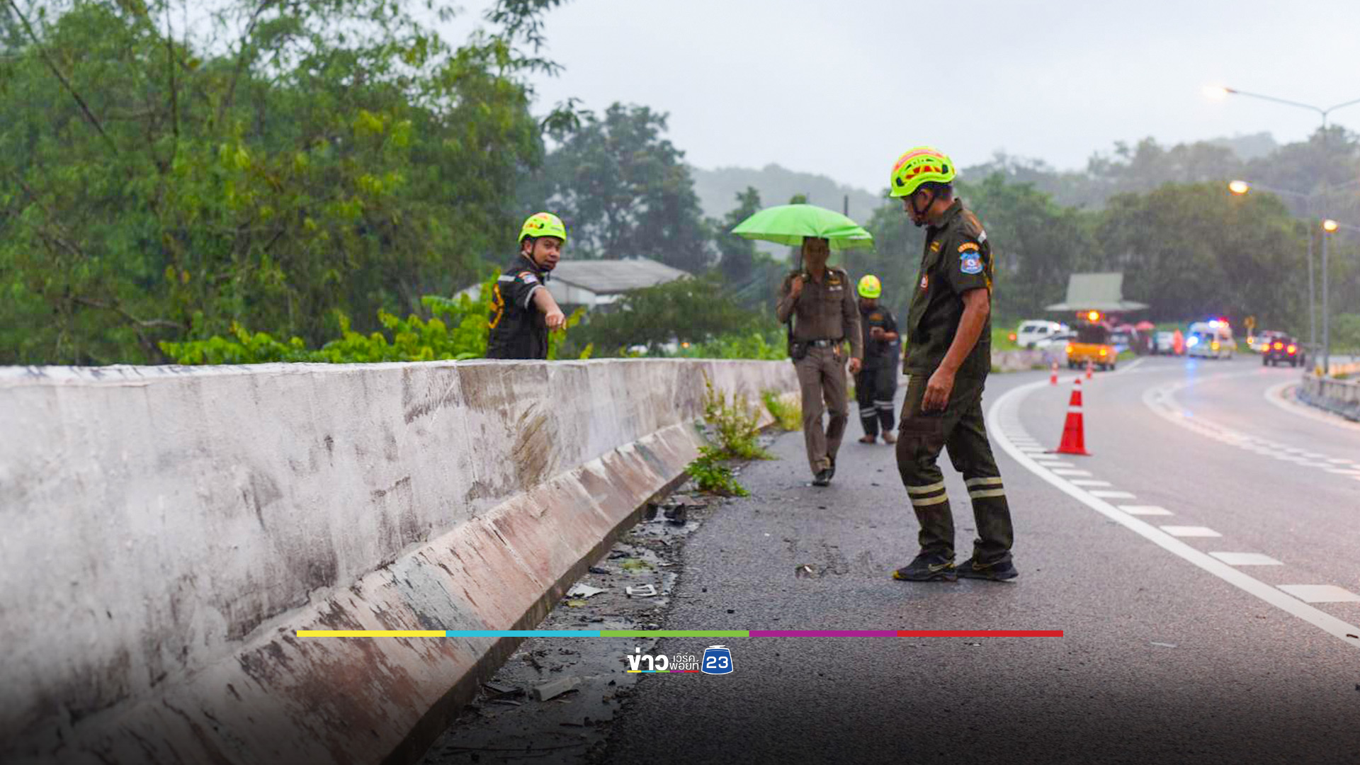 คุณครูเดินหาคลื่นโทรศัพท์ข้างทางบนเขา โดนรถตู้ชนตกเหว ดับสลด