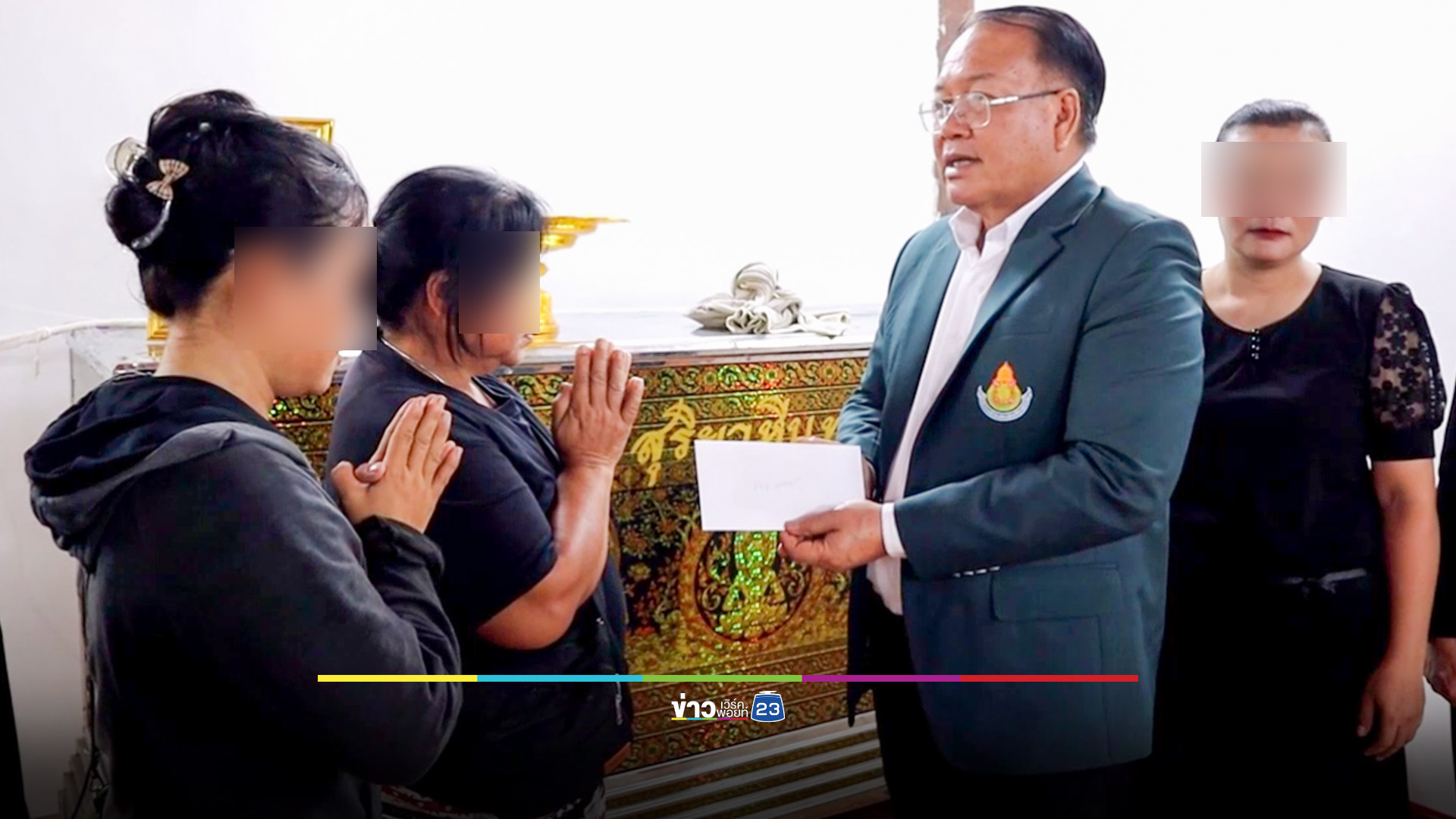 สูญเสียเสาหลัก! พาลูกเมียรับจ้างเปลี่ยนหลังคา พลาดตกกระแทกพื้นดับสลด