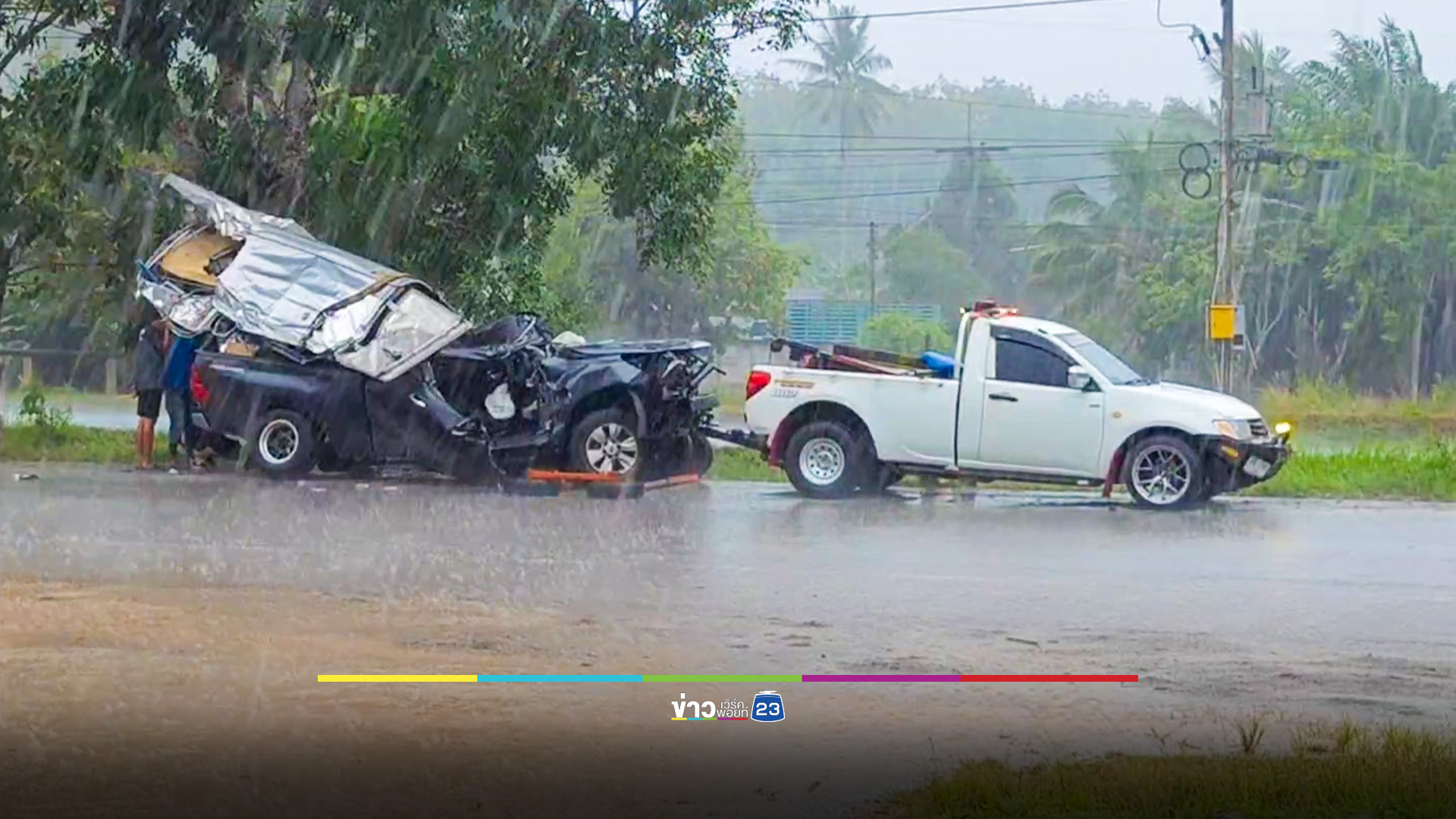 ฝนกระหน่ำกระบะเสียหลัก พุ่งชน จยย.พ่วงข้าง ดับ 3 สาหัส 1