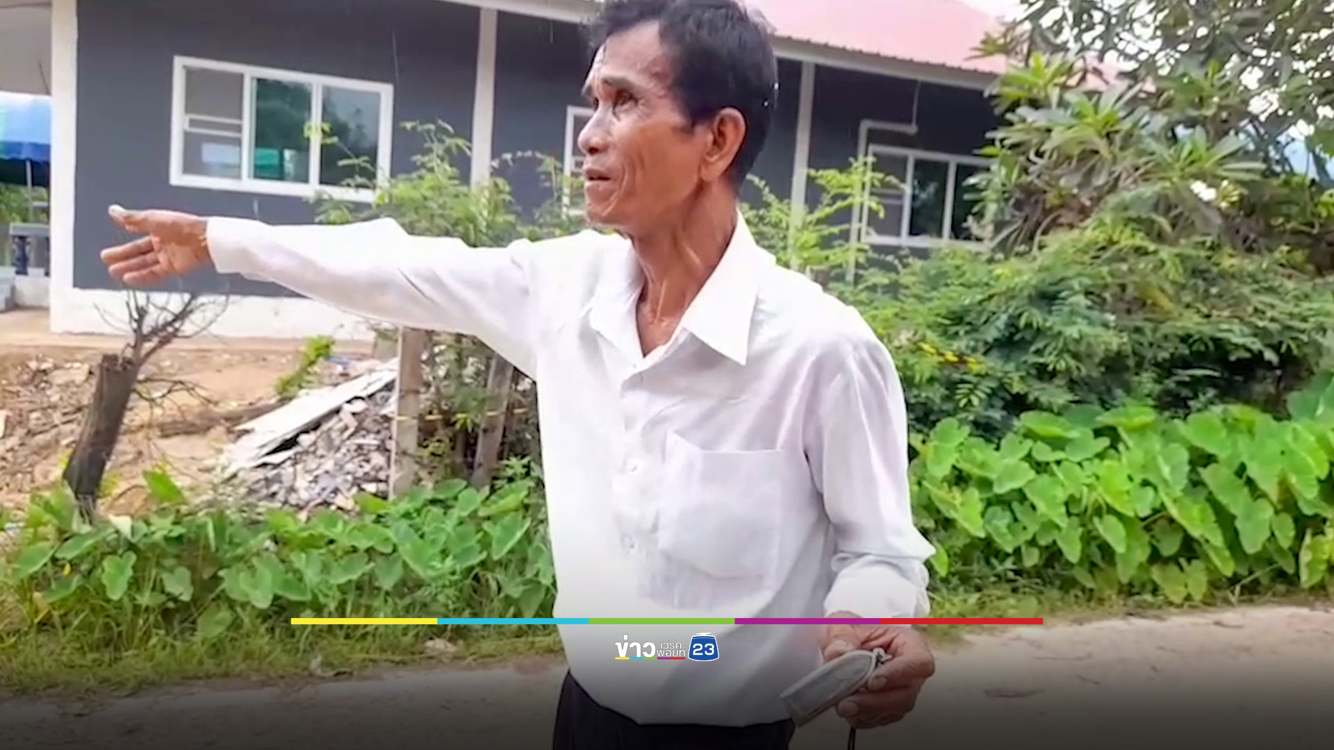 ทำบุญล้างซวยหมู่บ้านครั้งใหญ่ หลังจรวด BM-21 ตกใส่กว่า 40 ลูก ด้านลุงวัย 62 เชื่อบารมีพระร่วงรางปืนทำให้รอดปลอดภัย
