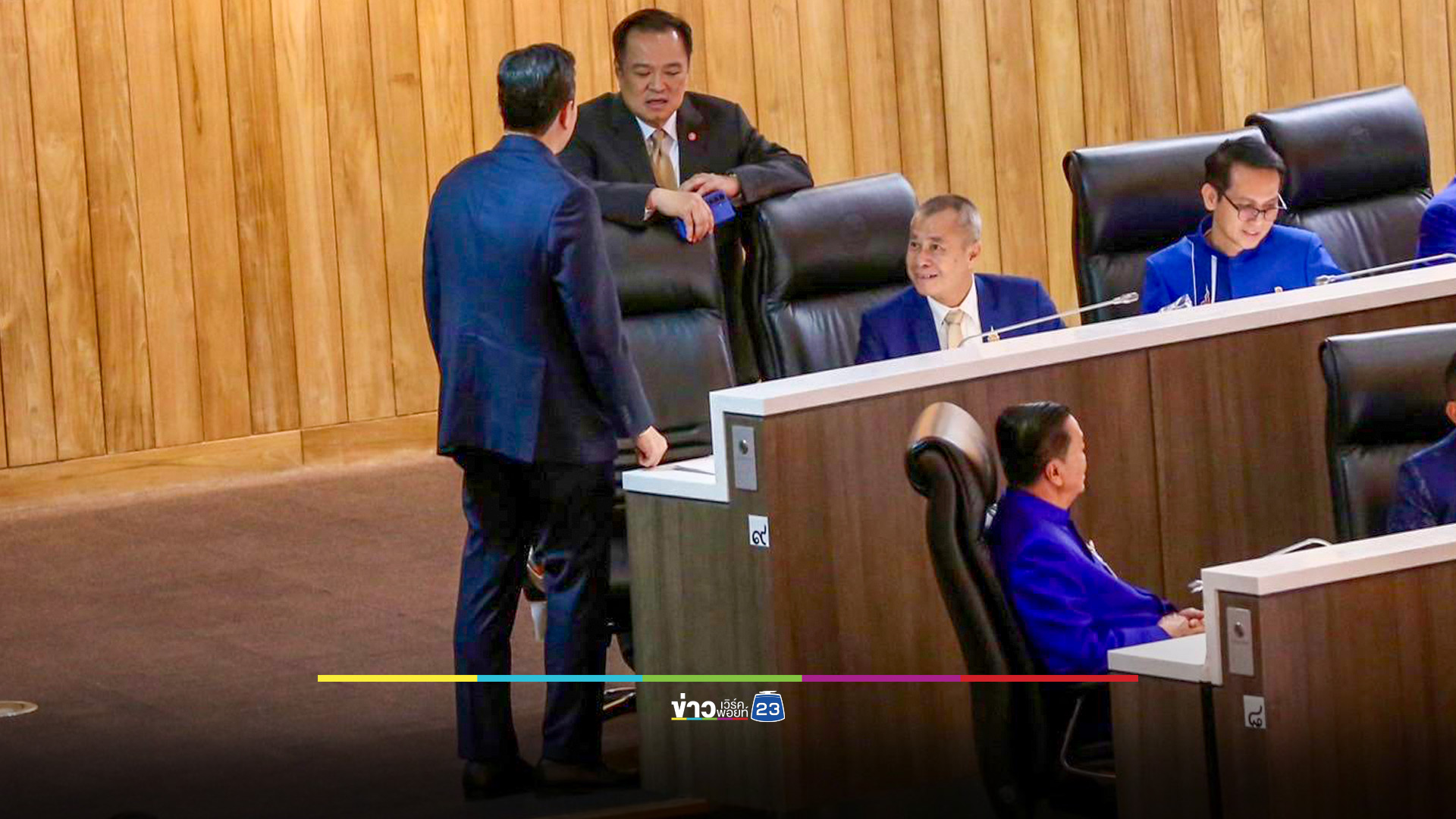 “อนุทิน” นั่งสภา 40 นาที รับสายปริศนา ก่อนรีบออกไป บอกขอทำธุระก่อน