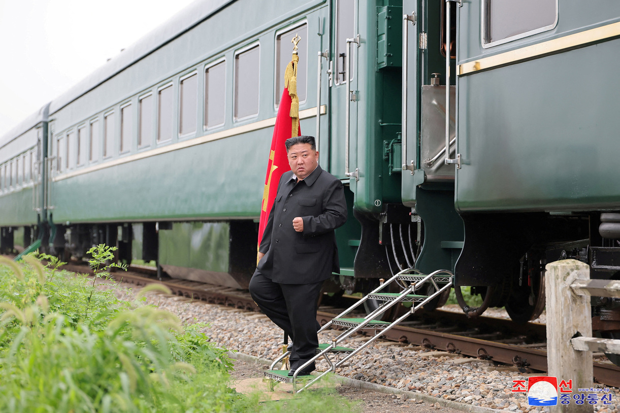 'คิม' นั่งรถไฟหุ้มเกราะข้ามแดนร่วมพิธีสวนสนามใหญ่ในจีน