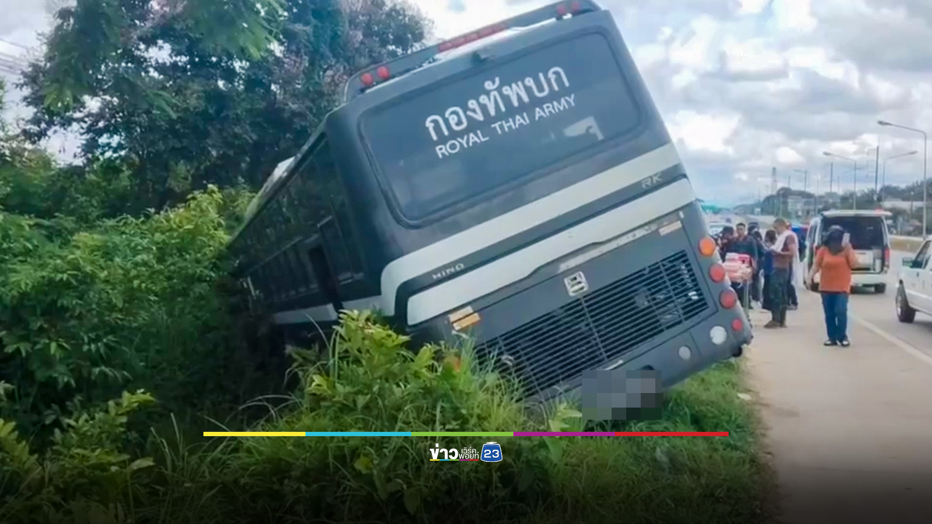รถชนกัน 6 คันรวด รถเมล์ทหารพุ่งตกถนน ผู้บาดเจ็บหลายราย