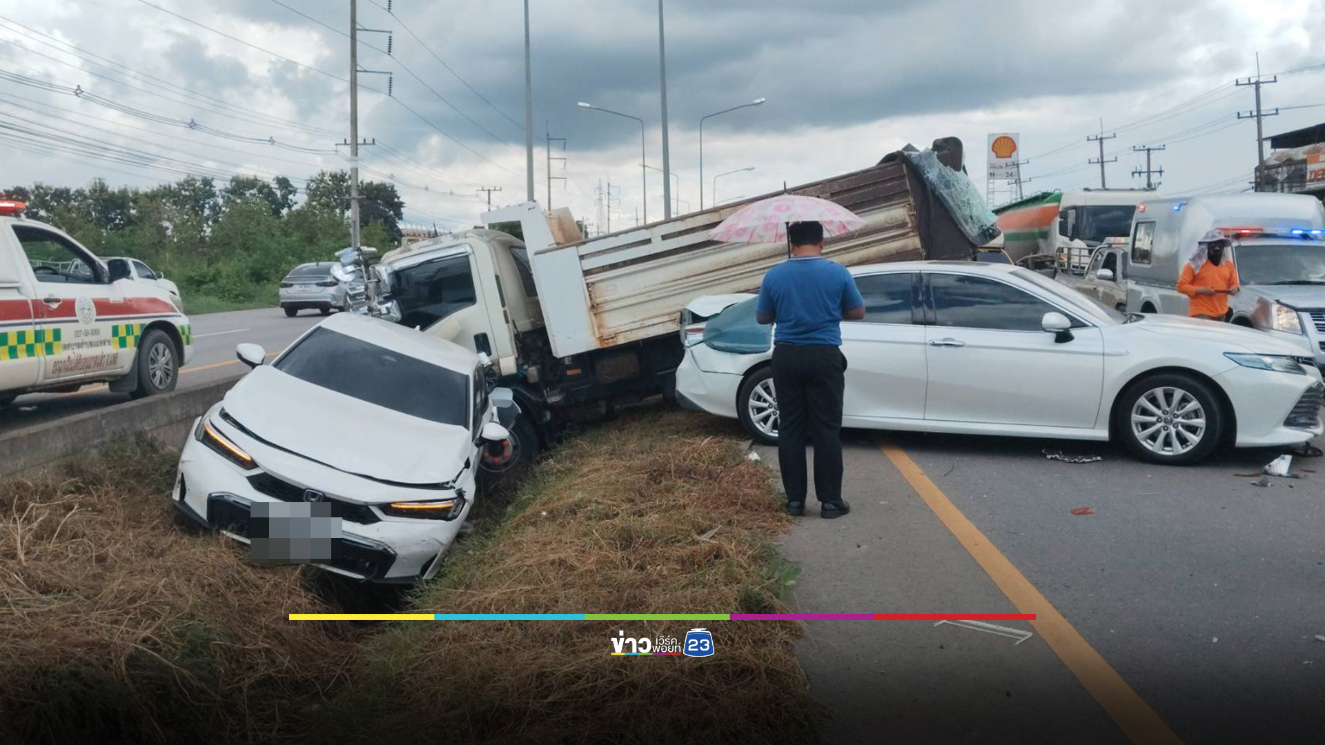 รถชนกัน 6 คันรวด รถเมล์ทหารพุ่งตกถนน ผู้บาดเจ็บหลายราย