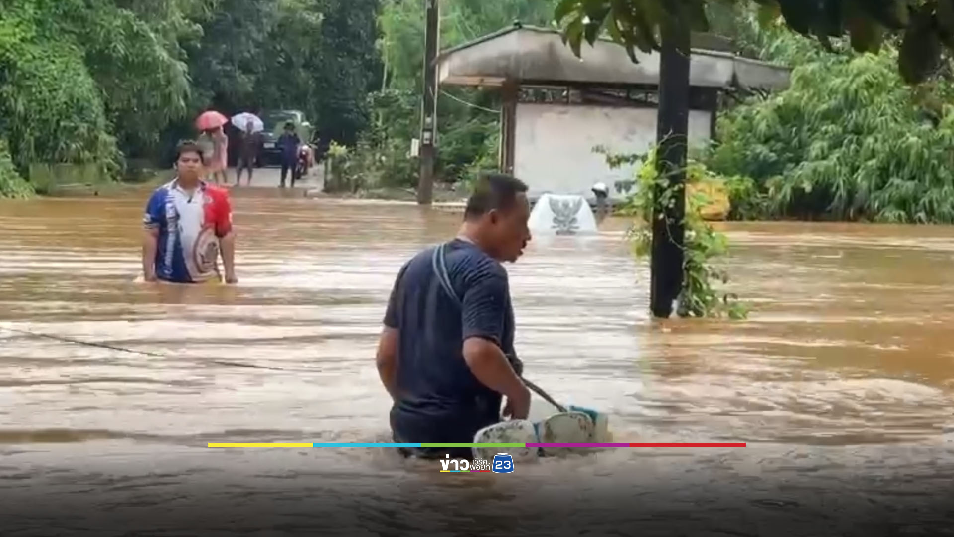 นักข่าวทิ้งกล้องลงช่วย ผู้ประสบภัยถูกน้ำซัดพร้อมรถเก๋ง