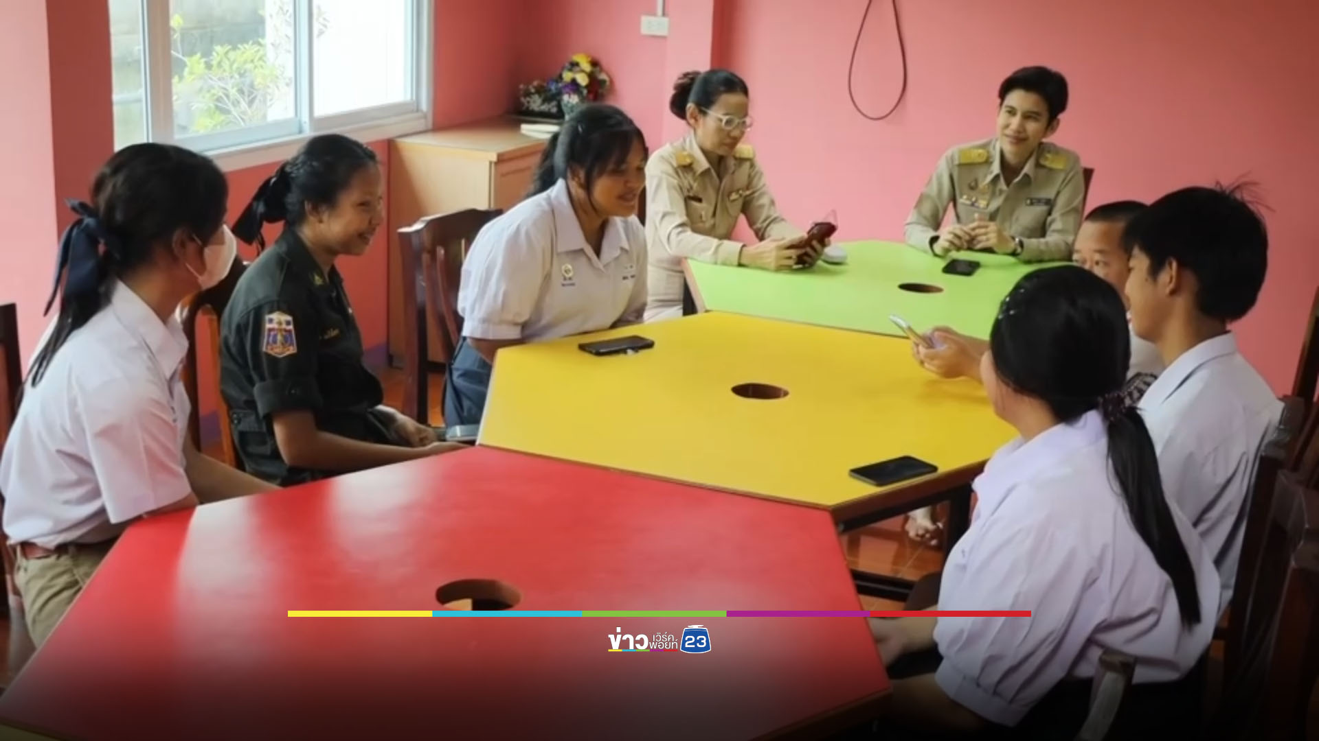 ชื่นชมวัยรุ่นทำดี ช่วยยายเข็นรถ-พาส่งบ้าน