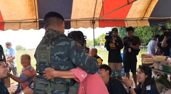 ทหารและชาวหนองหญ้าแก้ว กอดสานสัมพันธ์ ร่วมโต๊ะกินข้าว สยบดราม่า