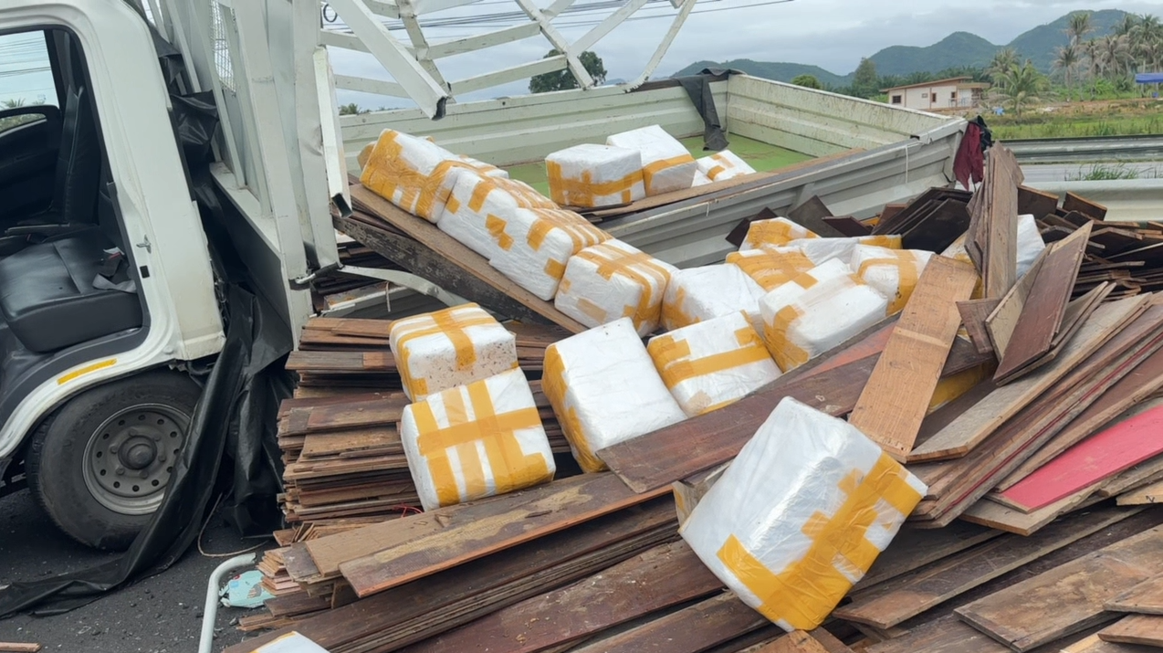 รถยางระเบิดพลิกคว่ำ ตะลึงพบยาบ้า 5.4 ล้านเม็ด