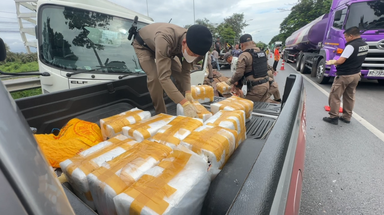 รถยางระเบิดพลิกคว่ำ ตะลึงพบยาบ้า 5.4 ล้านเม็ด