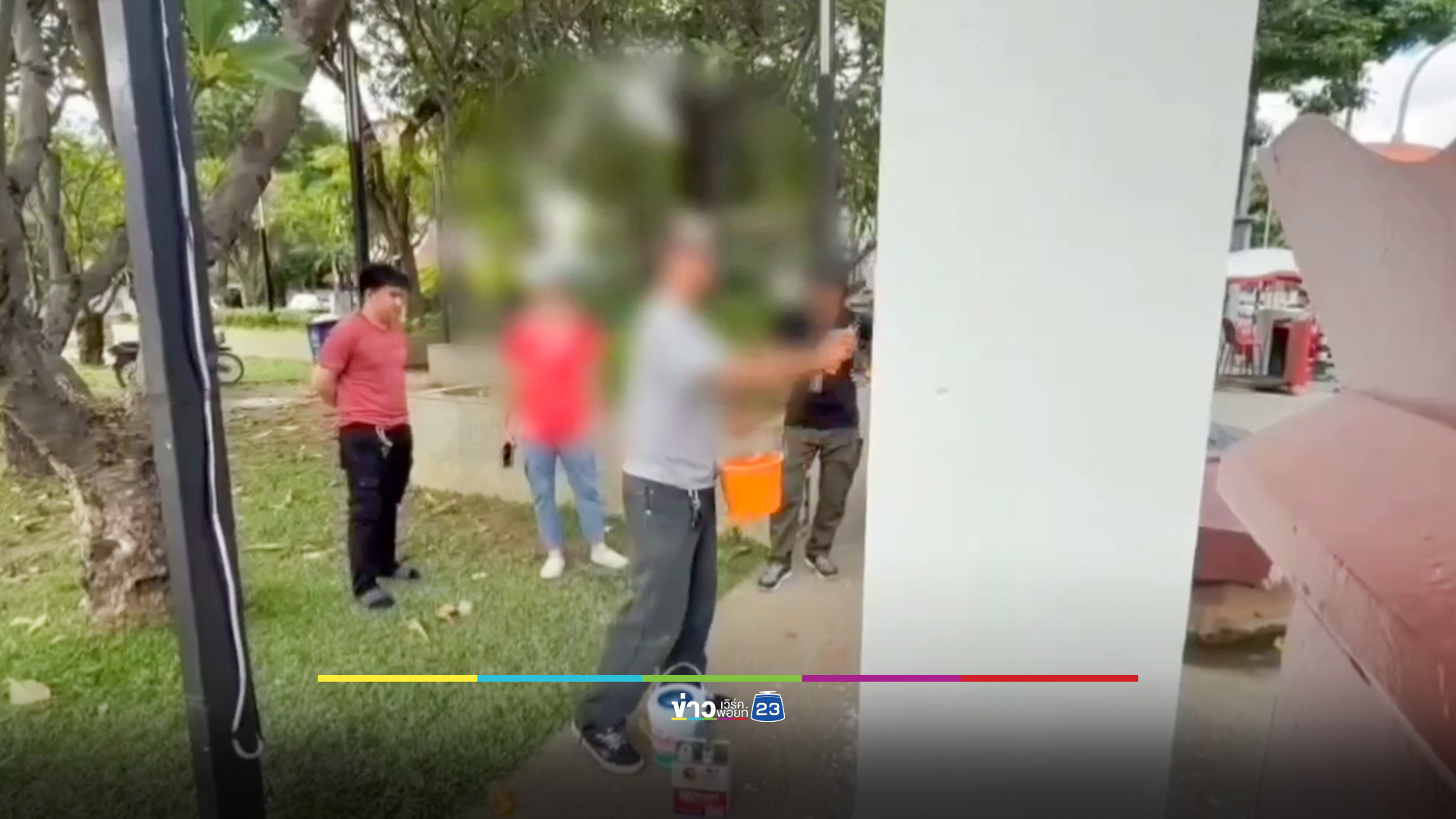 มือบอน พ่นเองต้องลบเอง! ตร.ตามจับแล้ว วัยรุ่นพ่นสเปรย์ ลานอนุสาวรีย์สามกษัตริย์