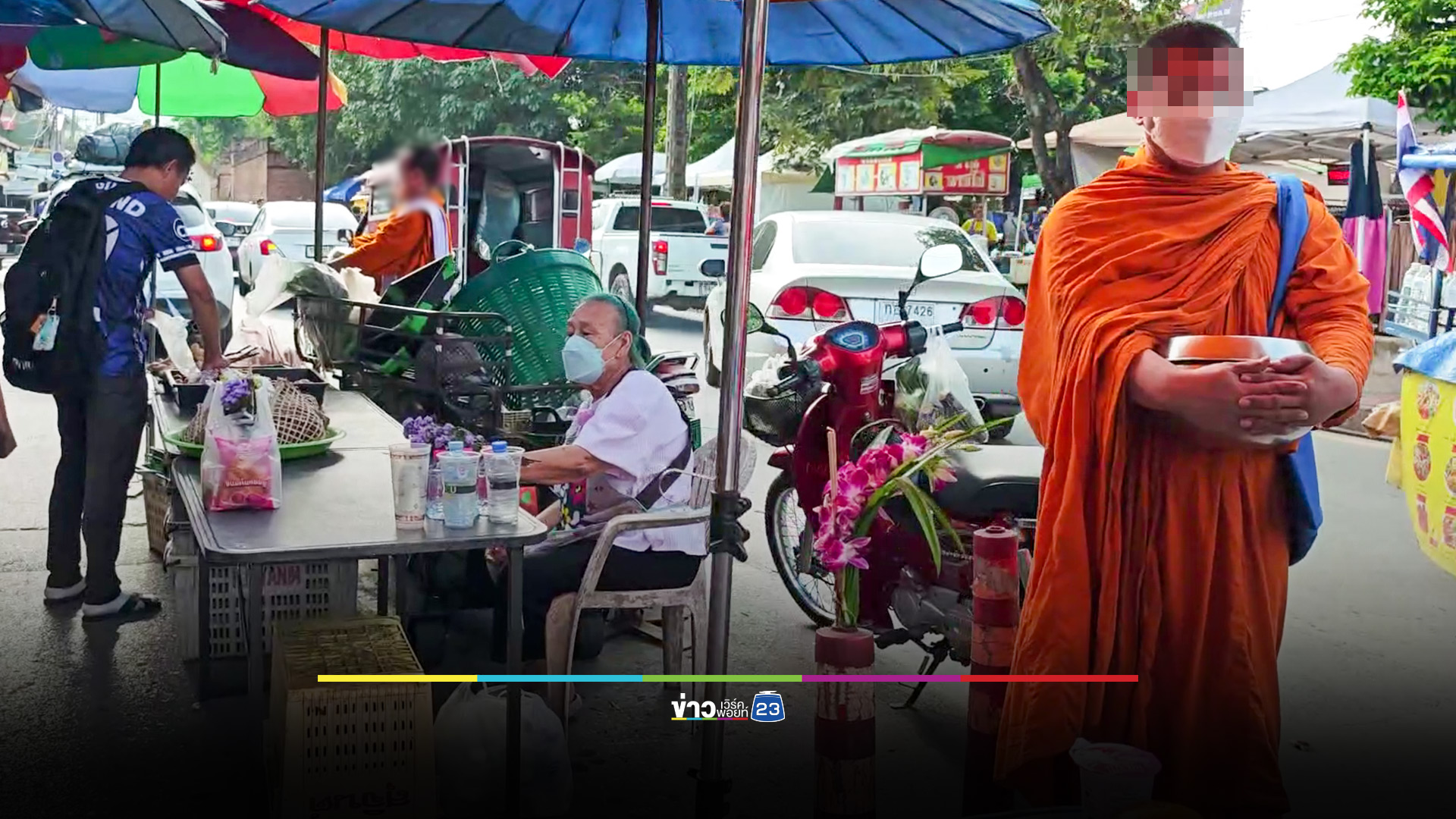 จี้จัดระเบียบ พระยืนปักหลักบิณฑบาตเต็มตลาดประตูเชียงใหม่