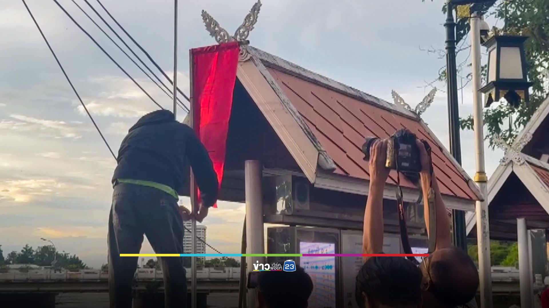 เจ้าหน้าที่ขึ้นปักธงแดง หลังระดับน้ำปิงถึงจุดวิกฤติแล้ว ผจว.เชียงใหม่ ออกประกาศเตือนด่วนที่สุด